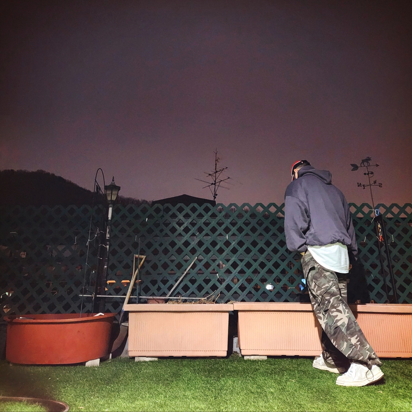 Diesel C-Dale Distressed Colour-Block Baseball Cap Red, Yeezy Gap Engineered By Balenciaga Logo Hoodie Dark Grey 착용 스타일 - 2