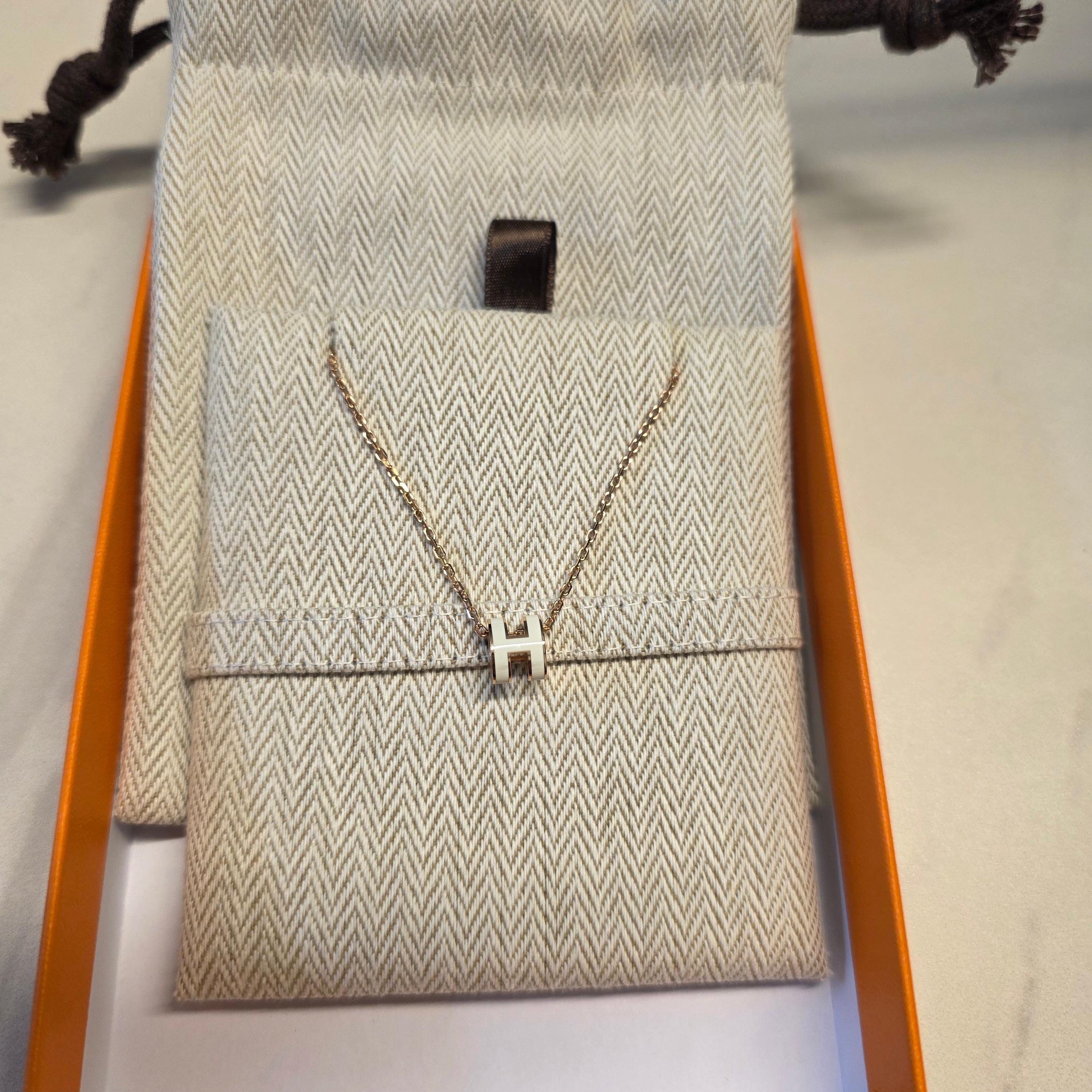 (W) Hermes Mini Pop H Pendant Rose Gold & Blanc 착용 스타일