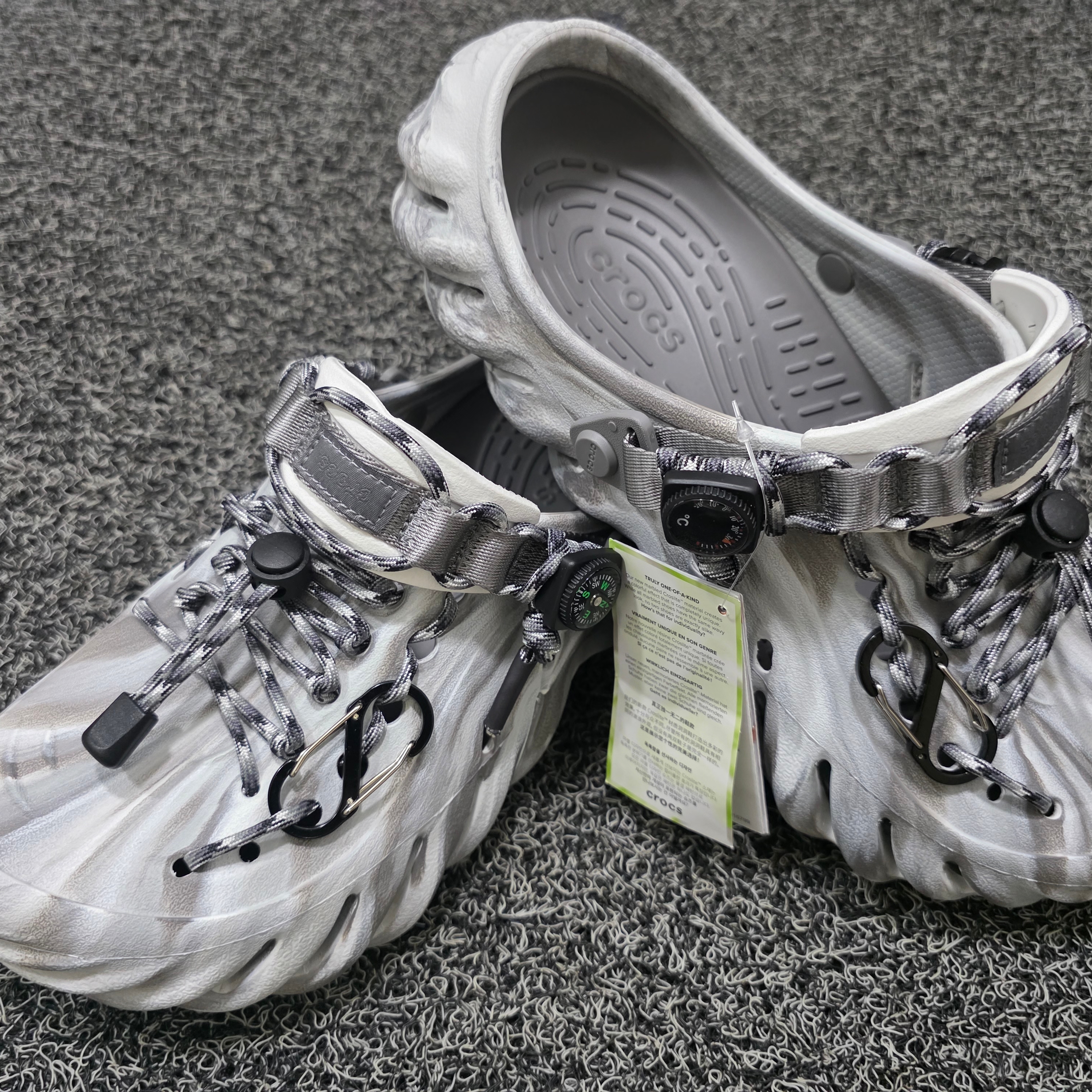 Crocs Echo Marbled Clog Moonlight Multi 착용 스타일