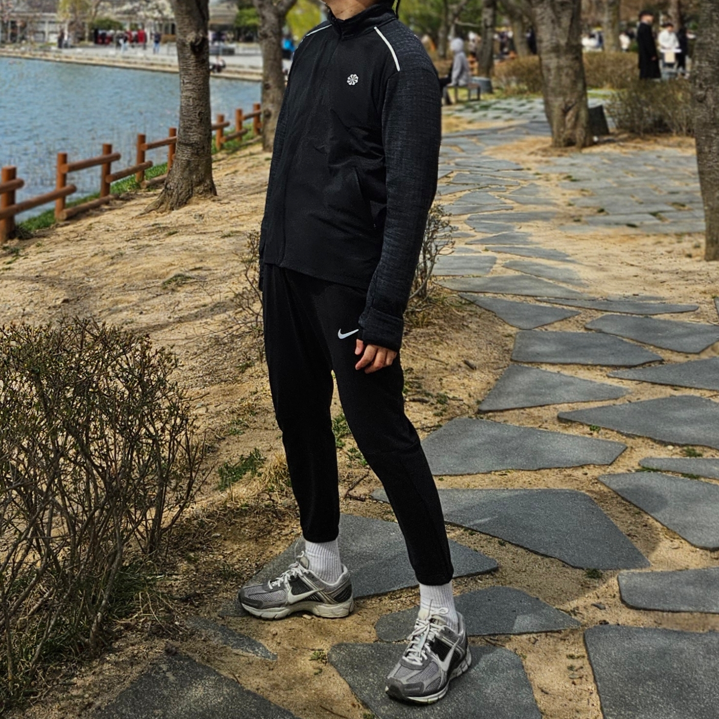 Nike ACG Trail Cap Black, (W) Nike Zoom Vomero 5 Cobblestone and Flat Pewter 착용 스타일 - 2