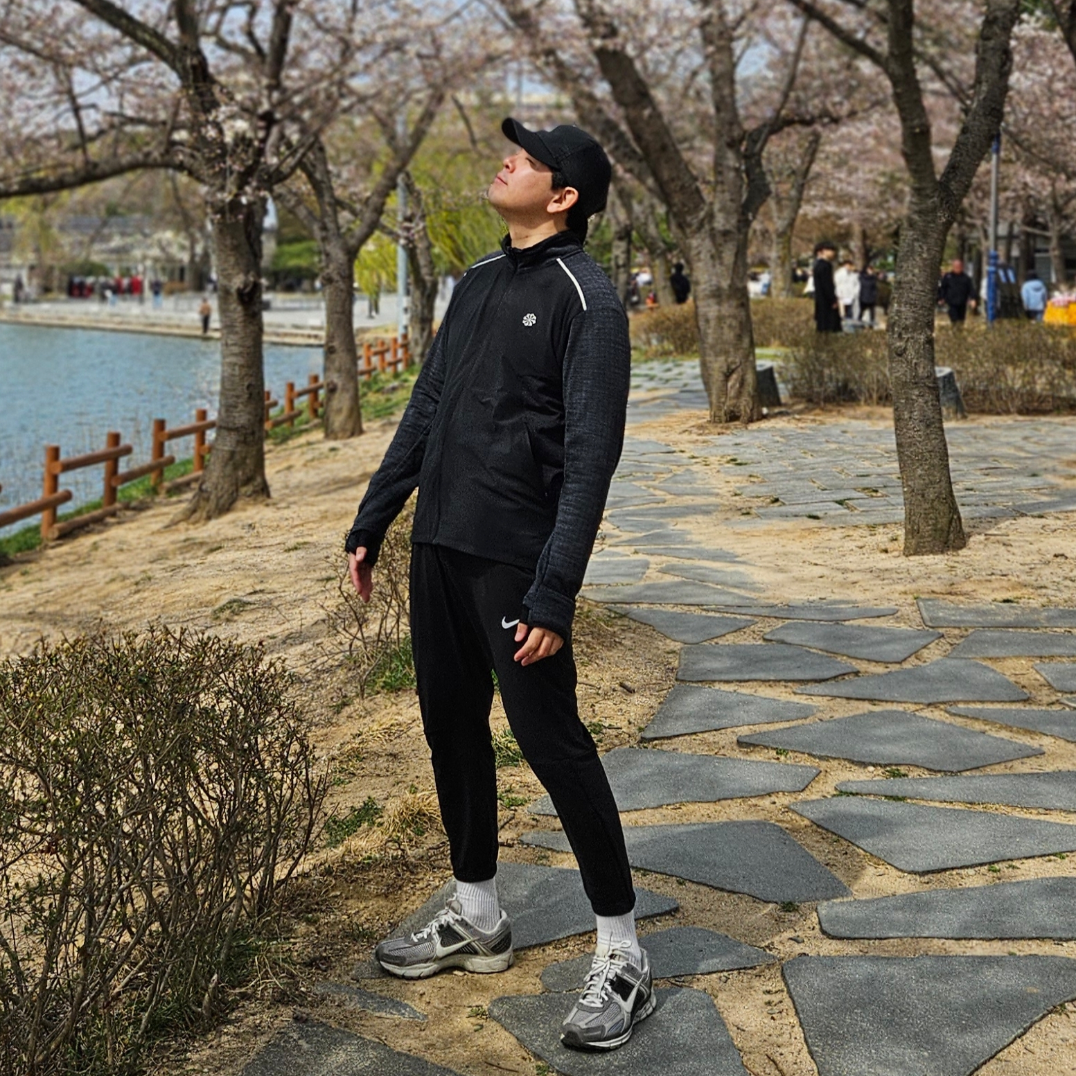 Nike ACG Trail Cap Black, (W) Nike Zoom Vomero 5 Cobblestone and Flat Pewter 착용 스타일 - 1