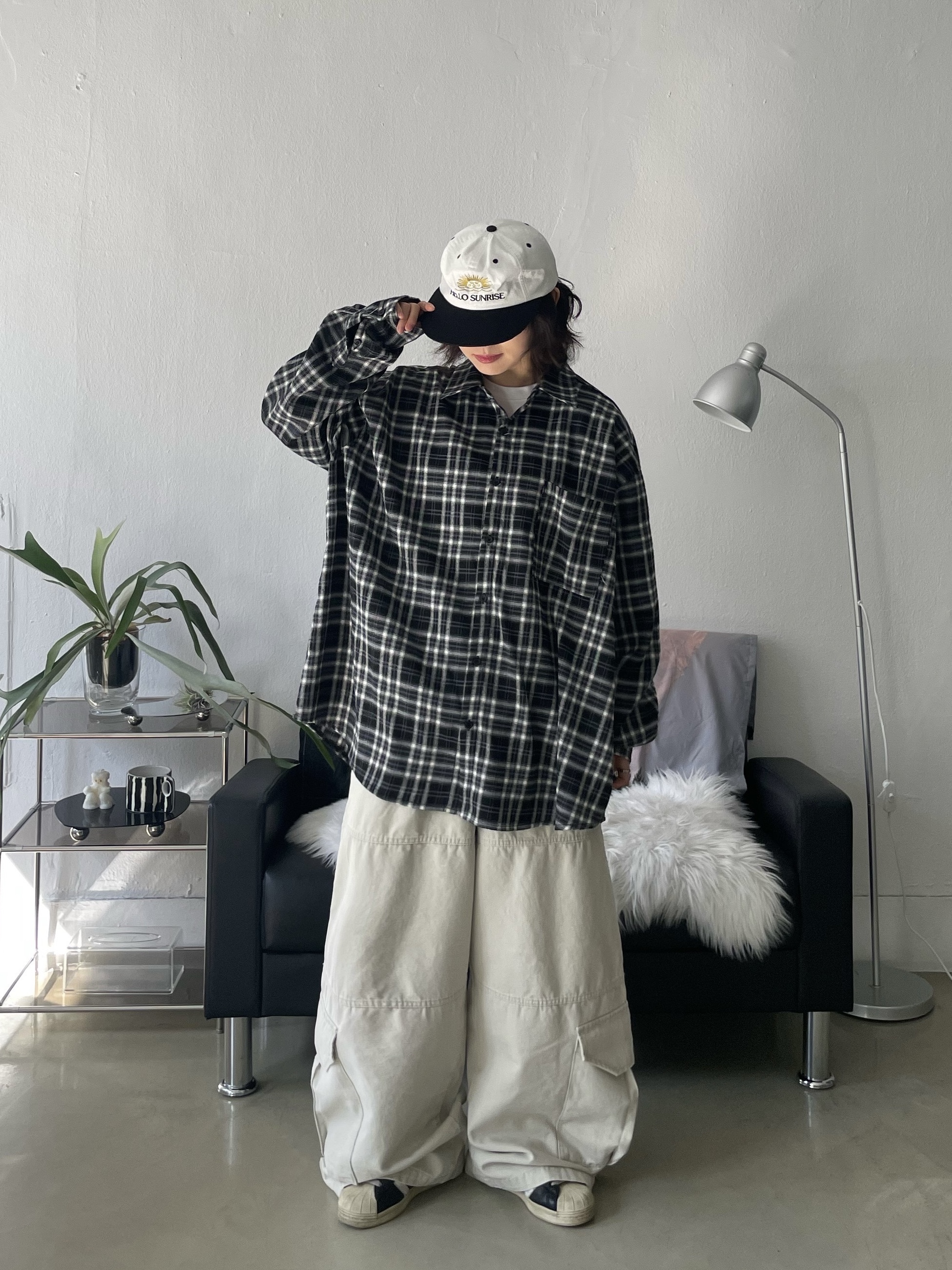 Hello Sunrise  Two Tone Washed OG Logo 6panel Cap Off White & Black 착용 스타일 - 1