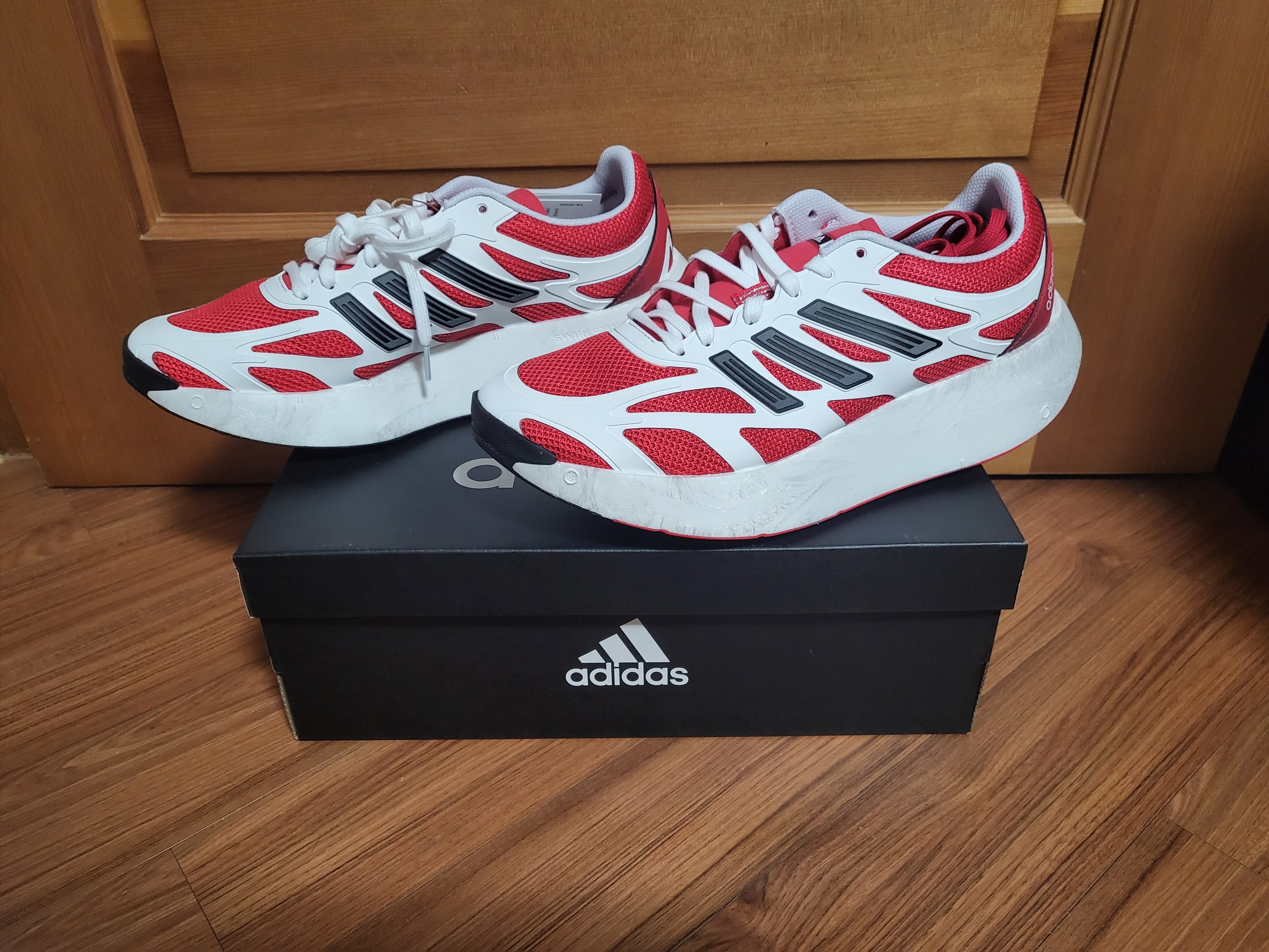 Adidas Adizero Aruku Cloud White Pure Ruby 착용 스타일