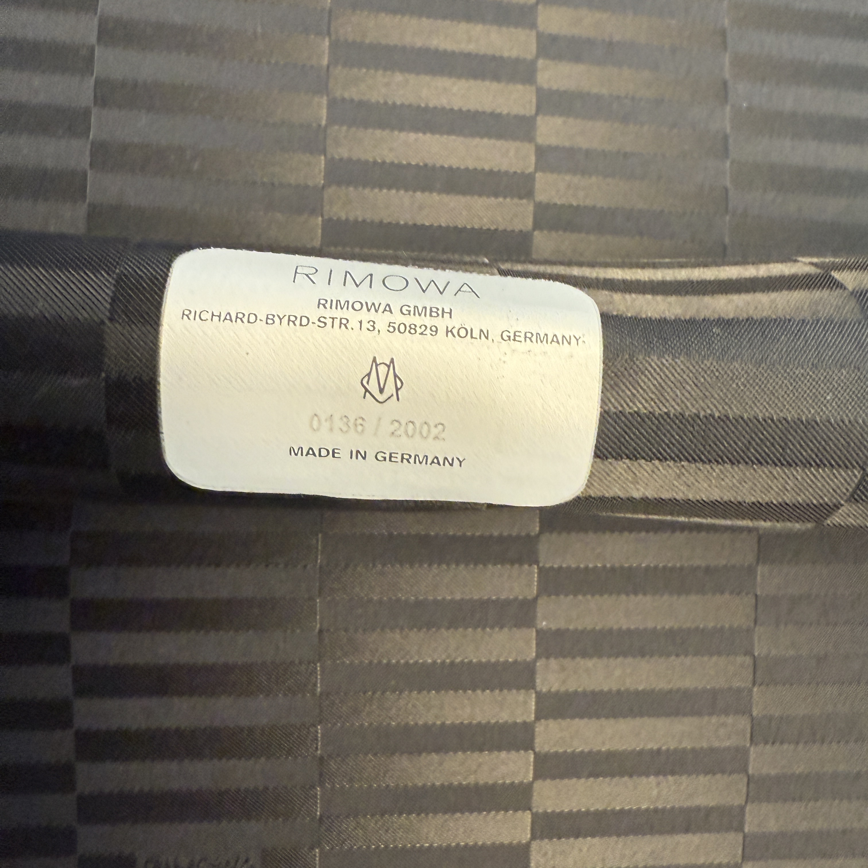 Rimowa Original Cabin Aluminium Suitcase Silver 착용 스타일 - 4
