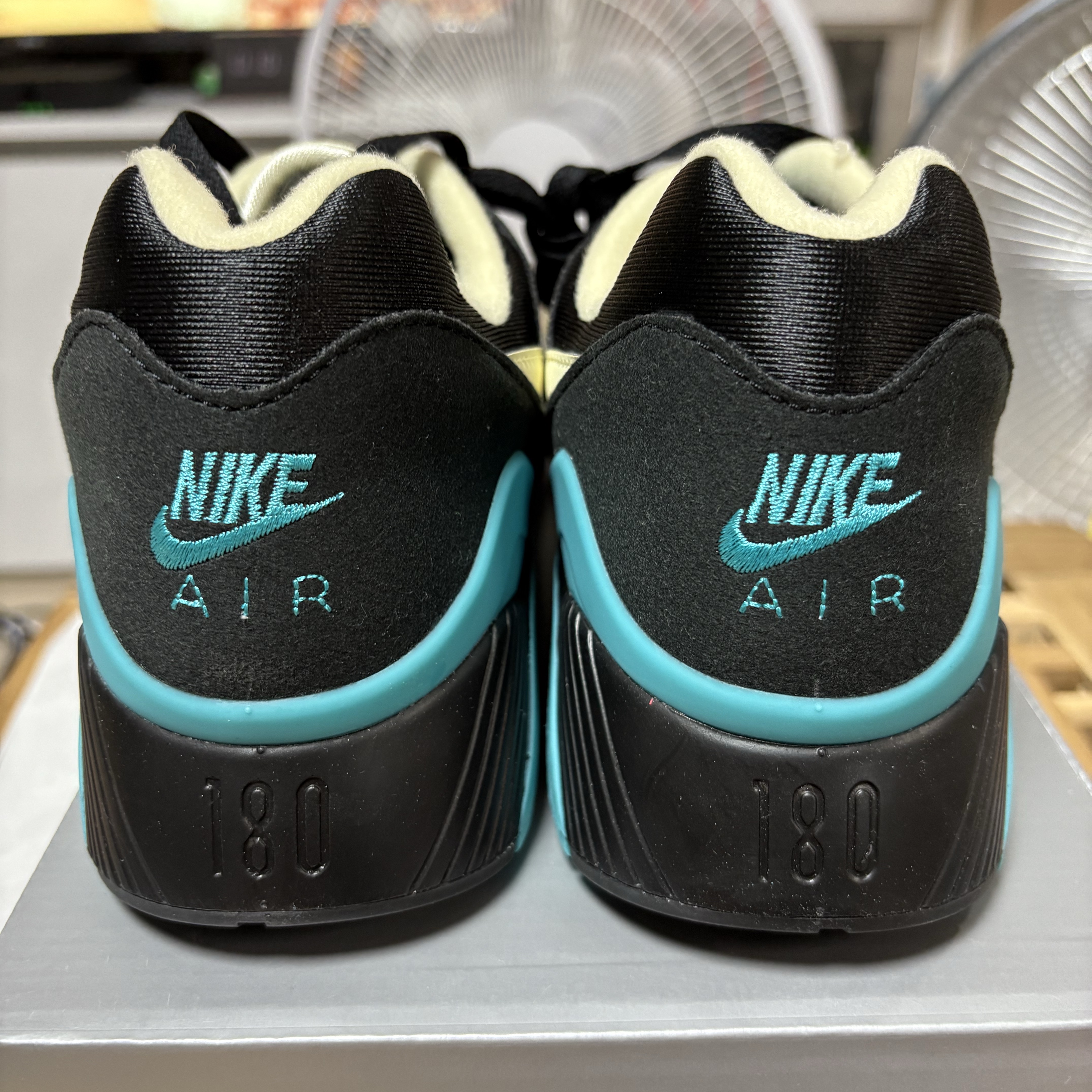 Nike Air 180 Black and Dusty Cactus 착용 스타일 - 5