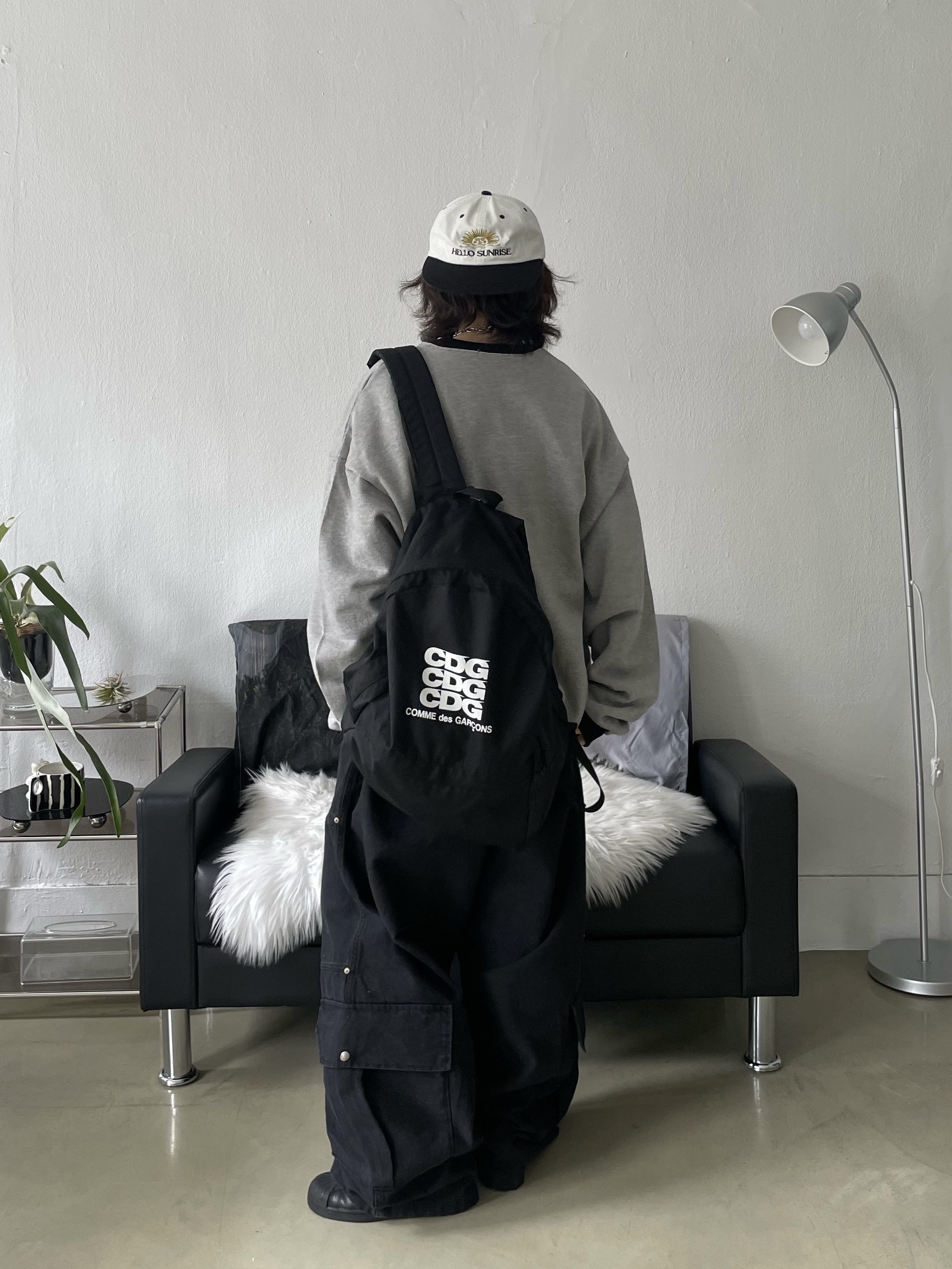 CDG 백팩 블랙, 헬로선라이즈 투톤 워시드 OG 로고 6패널 캡 화이트 블랙 착용 스타일 - 1