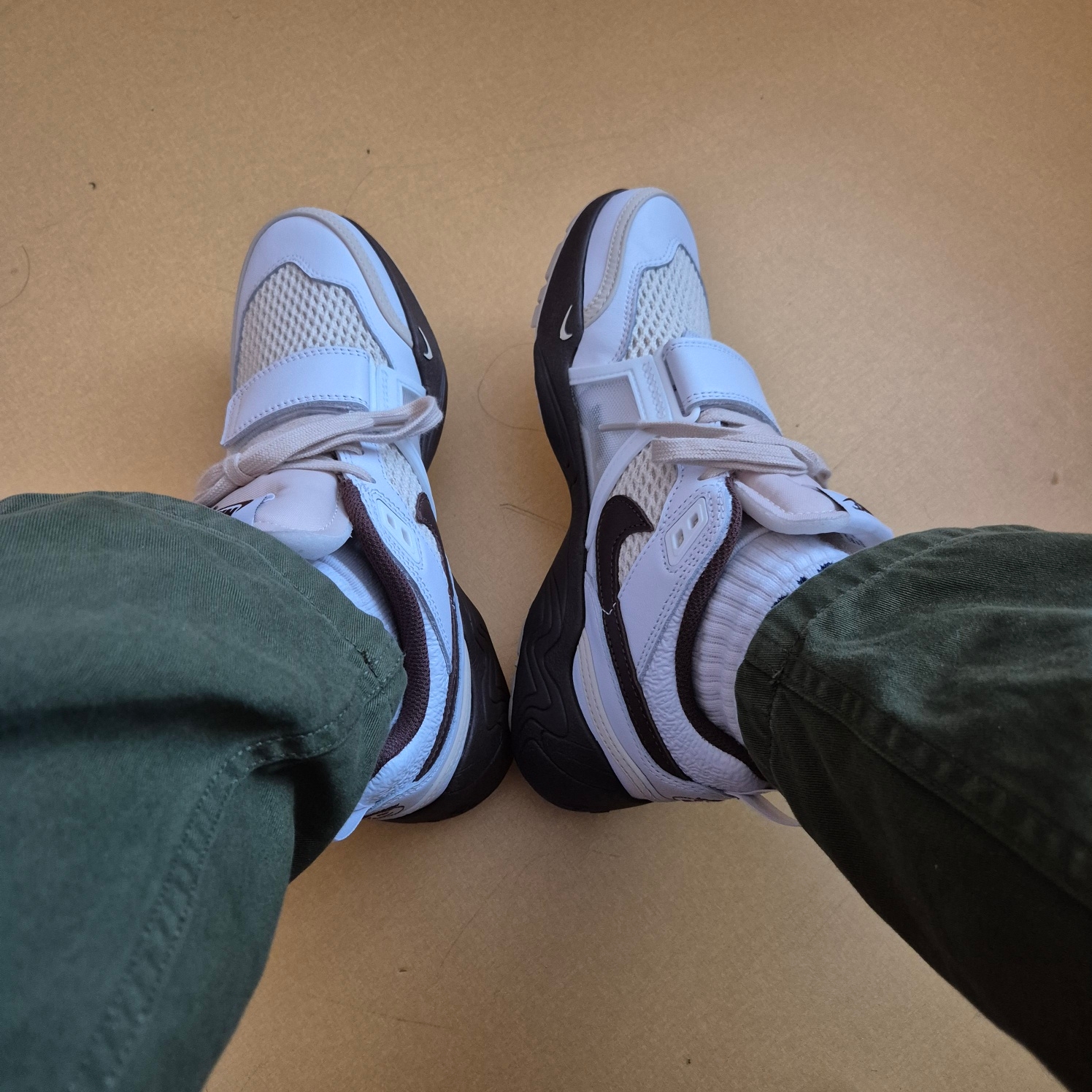 Nike x Travis Scott Zoom Field Jaxx White and Light Chocolate 착용 스타일
