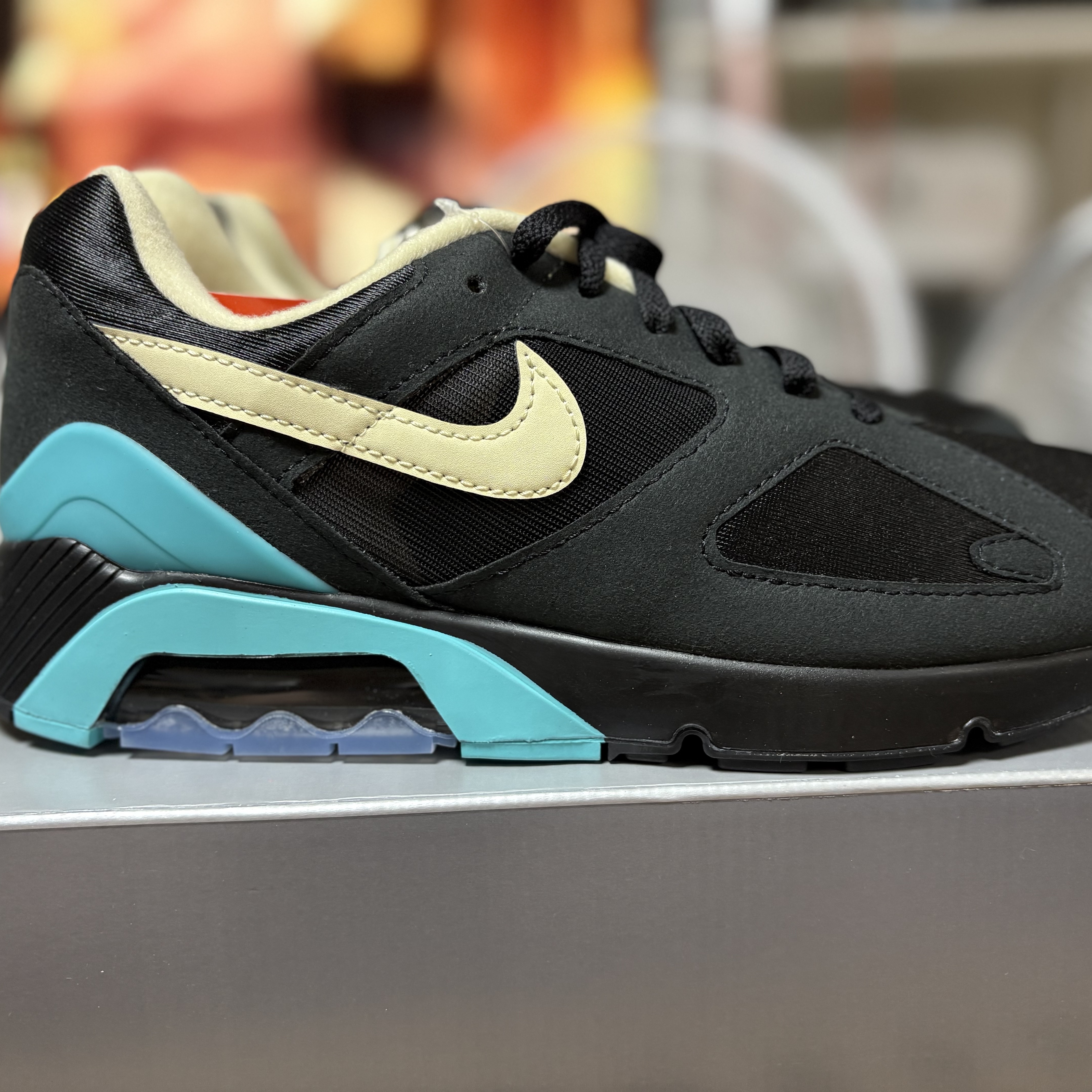 Nike Air 180 Black and Dusty Cactus 착용 스타일 - 3
