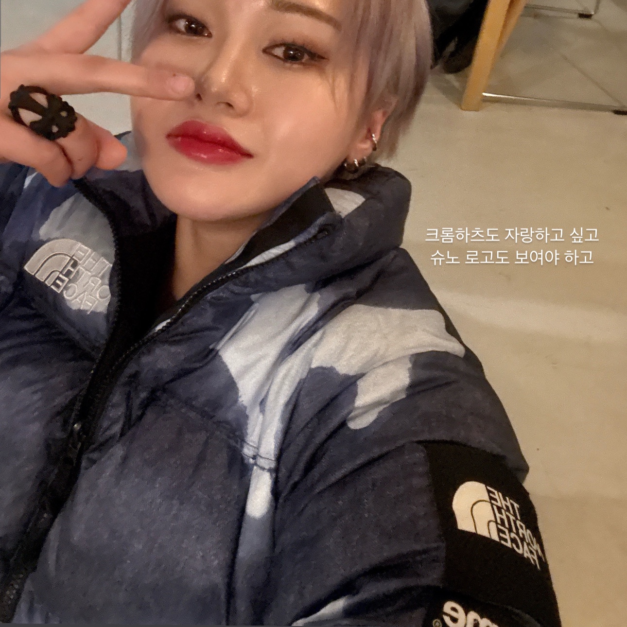 Supreme x The North Face Bleached Denim Print Nuptse Jacket Indigo - 21FW, Chrome Hearts Silichrome Infinity CH Cross Ring Black - 2022/2023 착용 스타일