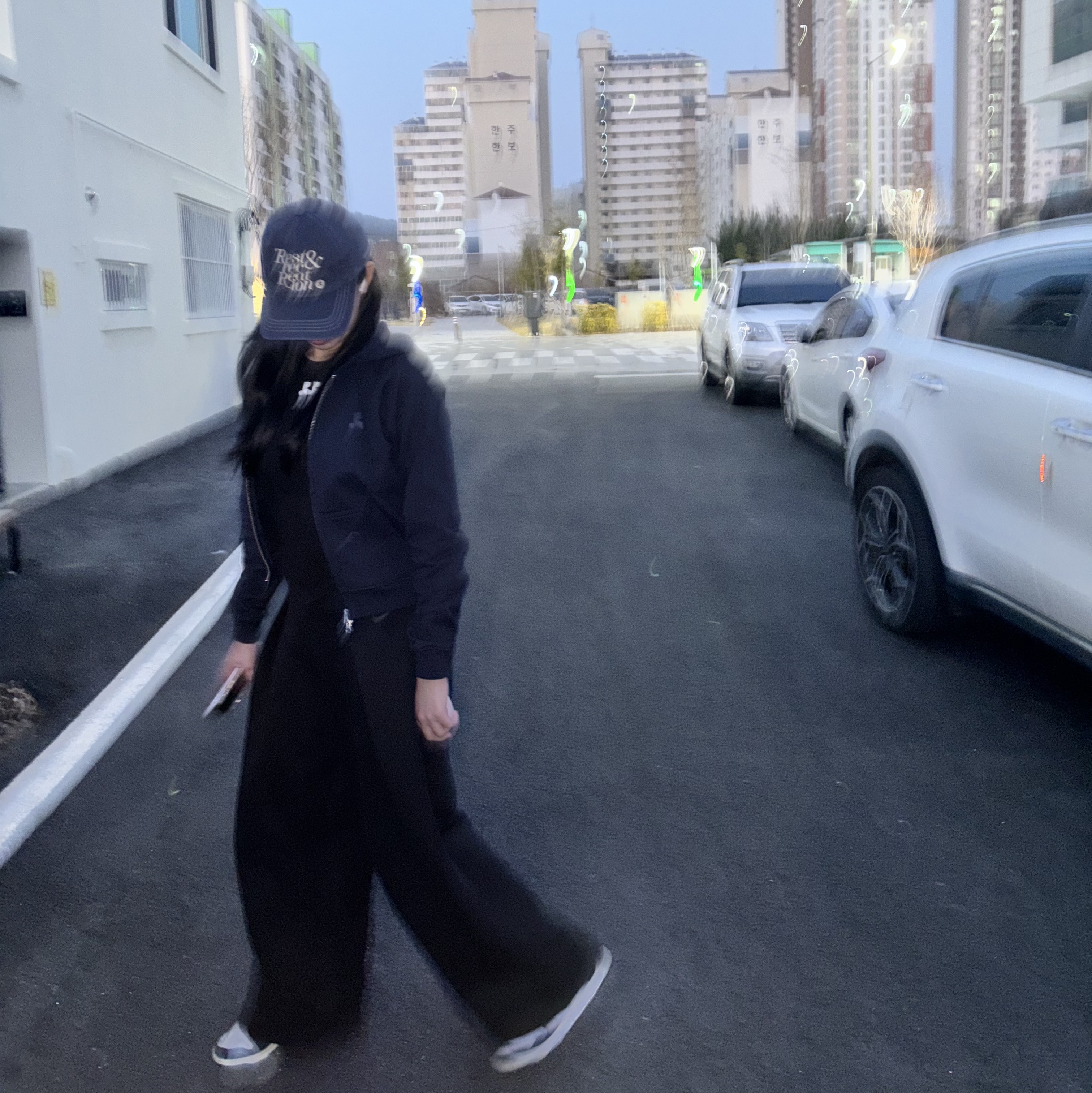 (W) Nike Dunk Low PRM Midnight Navy and White 착용 스타일 - 2