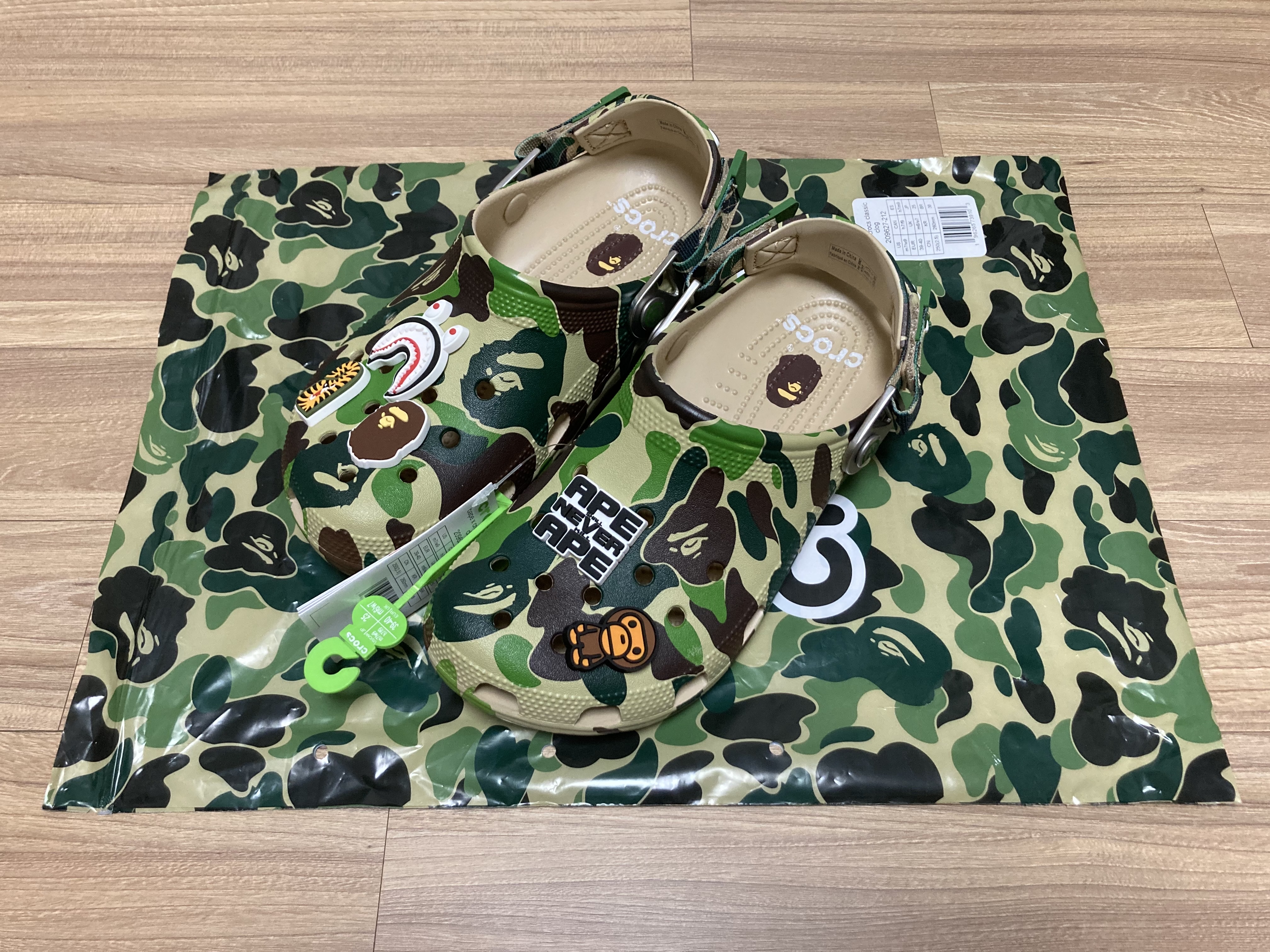 Crocs x BAPE Classic Clog Chai 착용 스타일