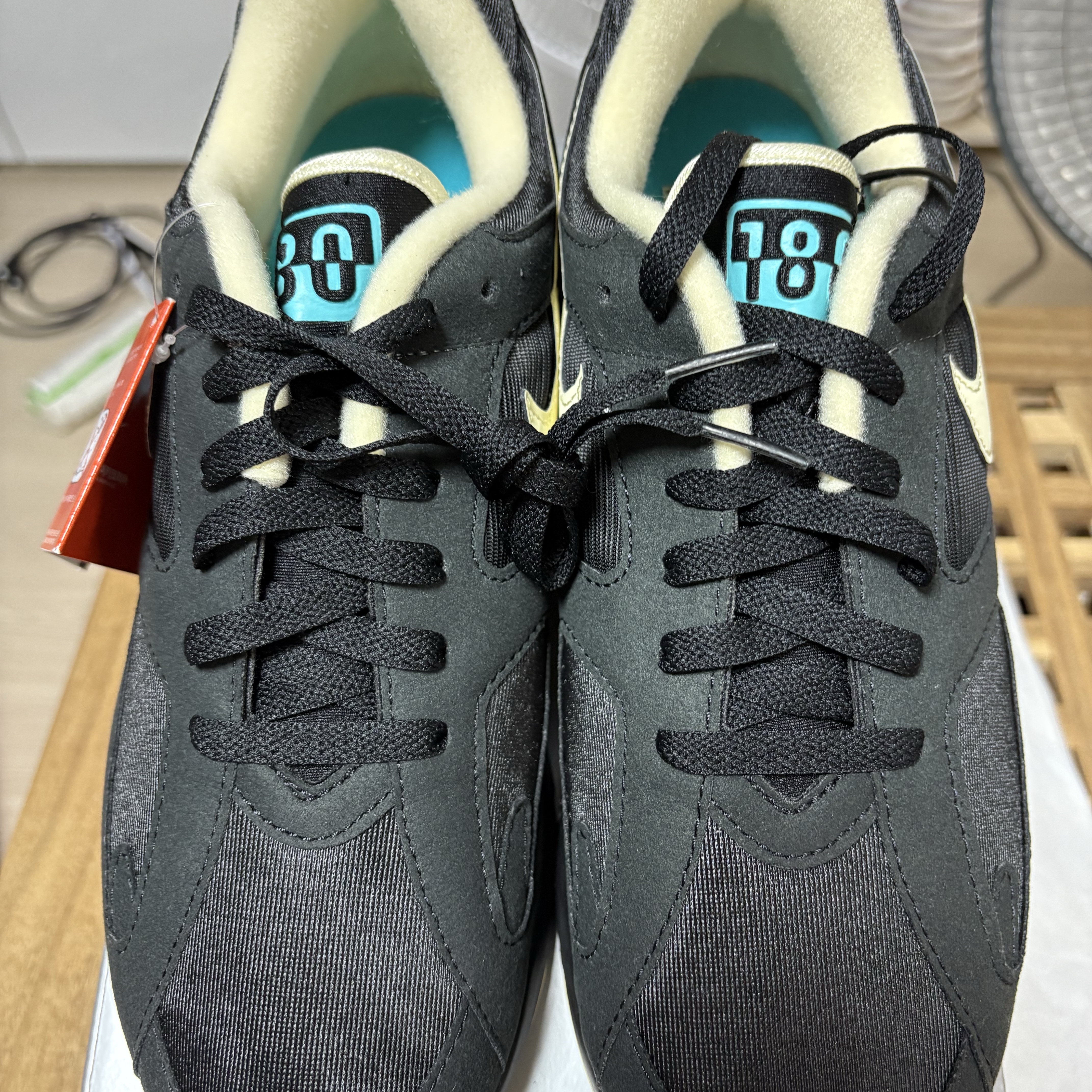 Nike Air 180 Black and Dusty Cactus 착용 스타일 - 4