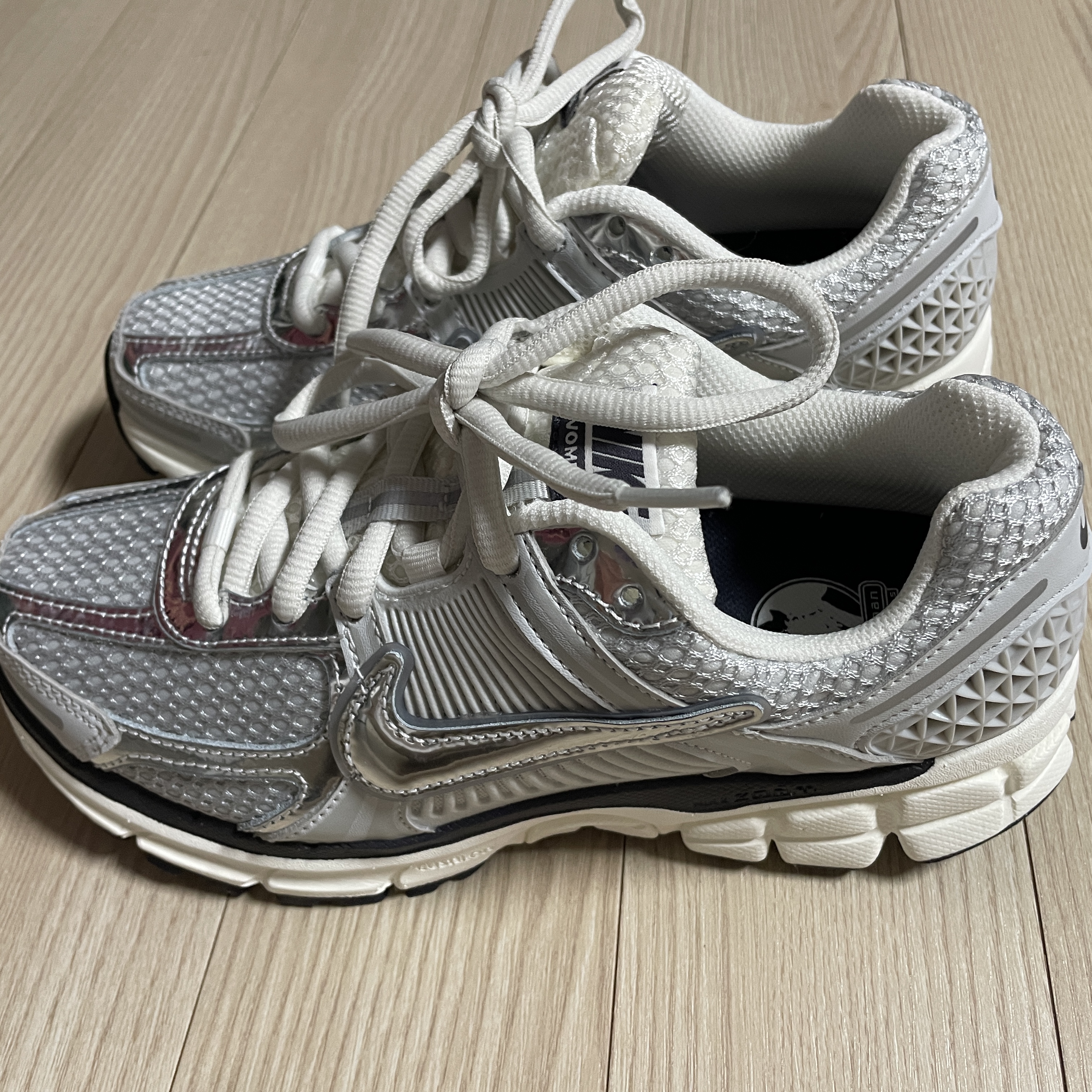 (W) Nike Zoom Vomero 5 Photon Dust and Metallic Silver 착용 스타일