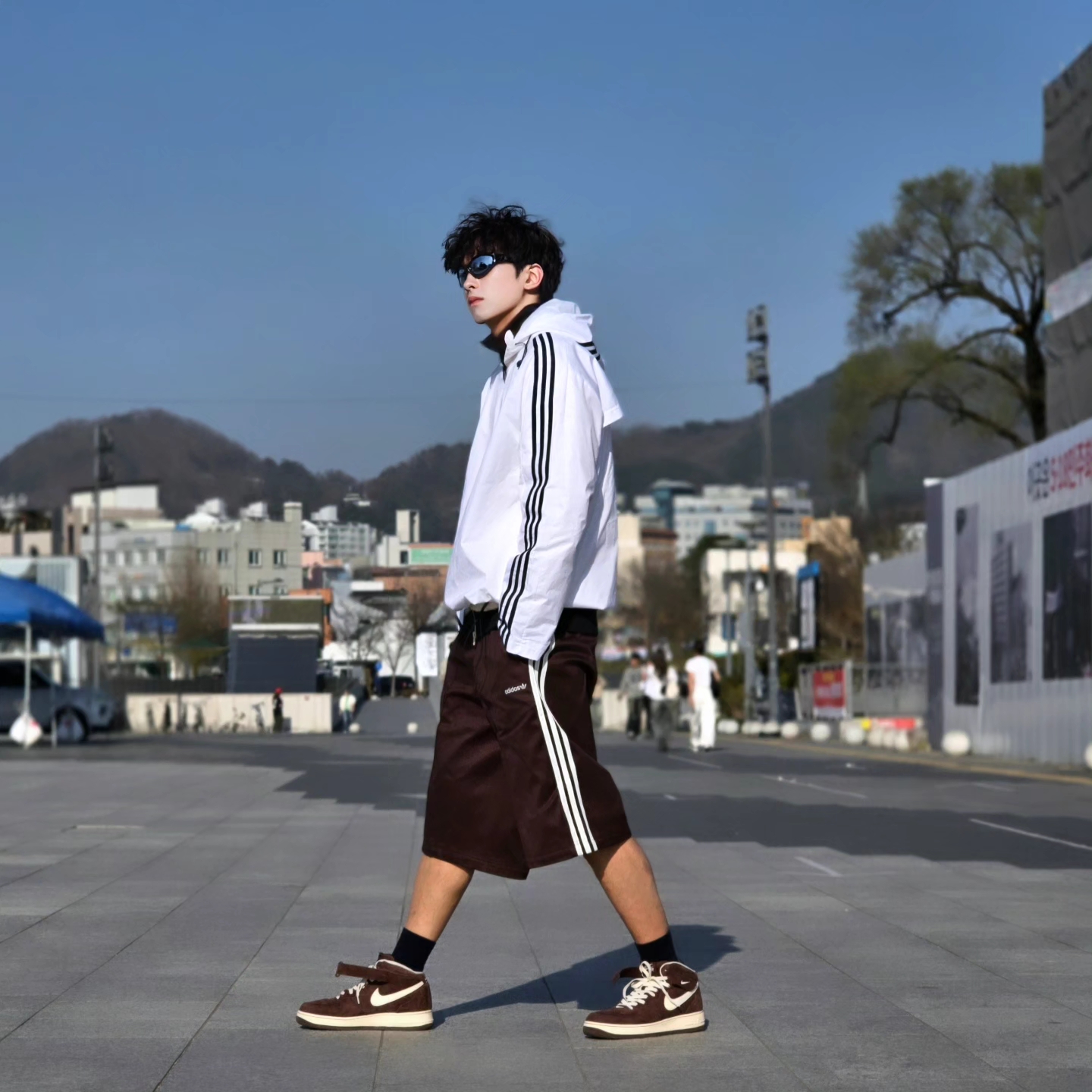 Adidas Essential 3S Woven Windbreaker Jacket White - KR Sizing, Adidas 80s Loose Buttoned 3-Stripes 11 Inch Bermuda Shorts Shadow Brown - KR Sizing 착용 스타일 - 5