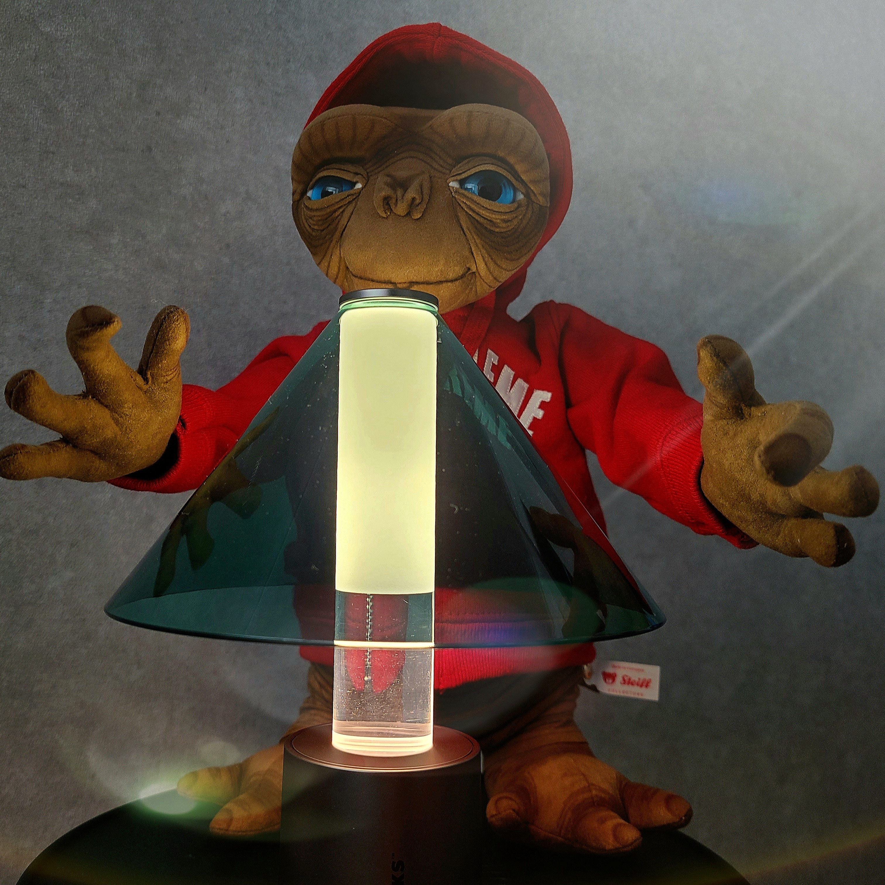 Starbucks x Bonakia Portable Lamp K Green, Supreme x Steiff ET Multicolor - 25SS 착용 스타일 - 1