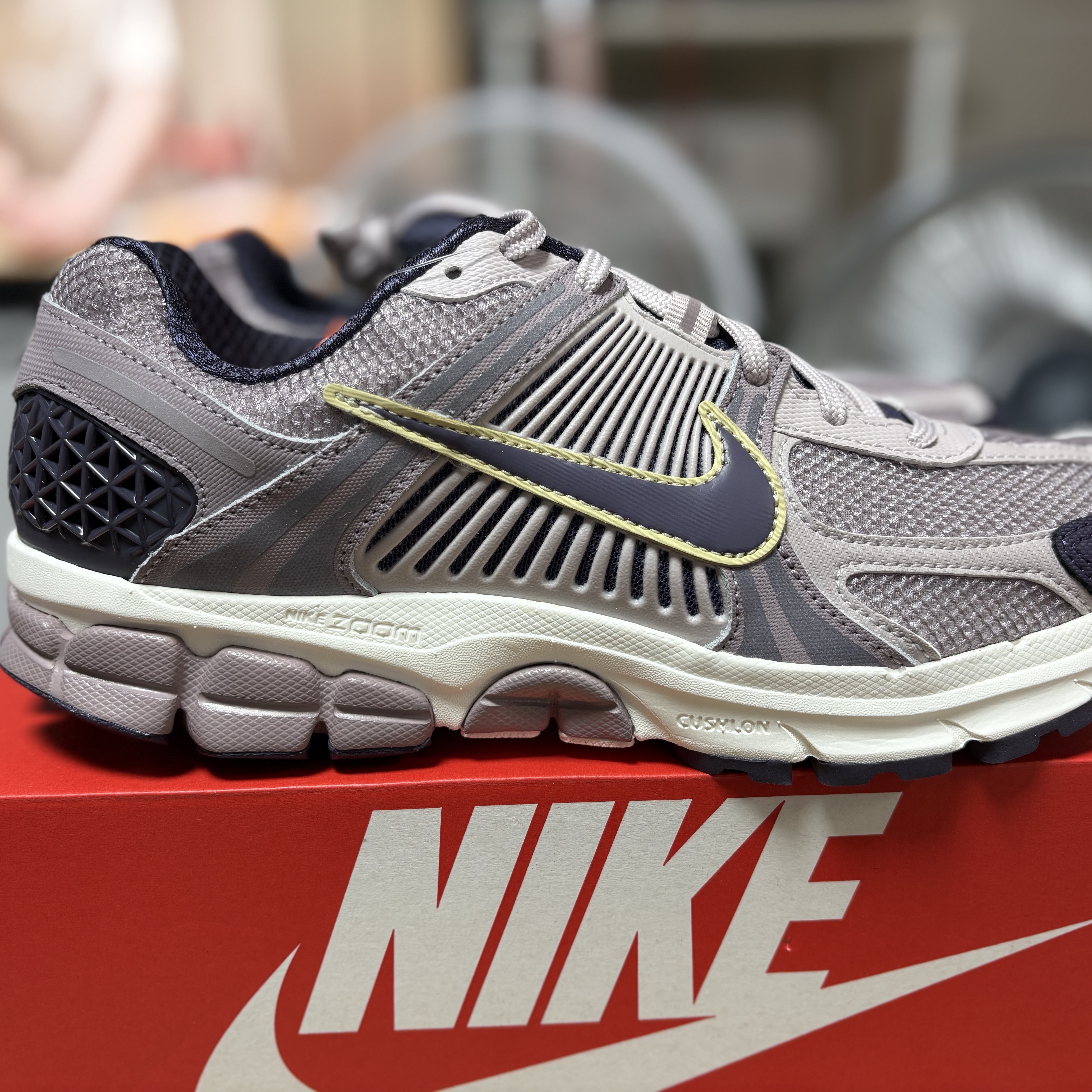 Nike Zoom Vomero 5 Platinum Violet Dark Raisin 착용 스타일 - 3