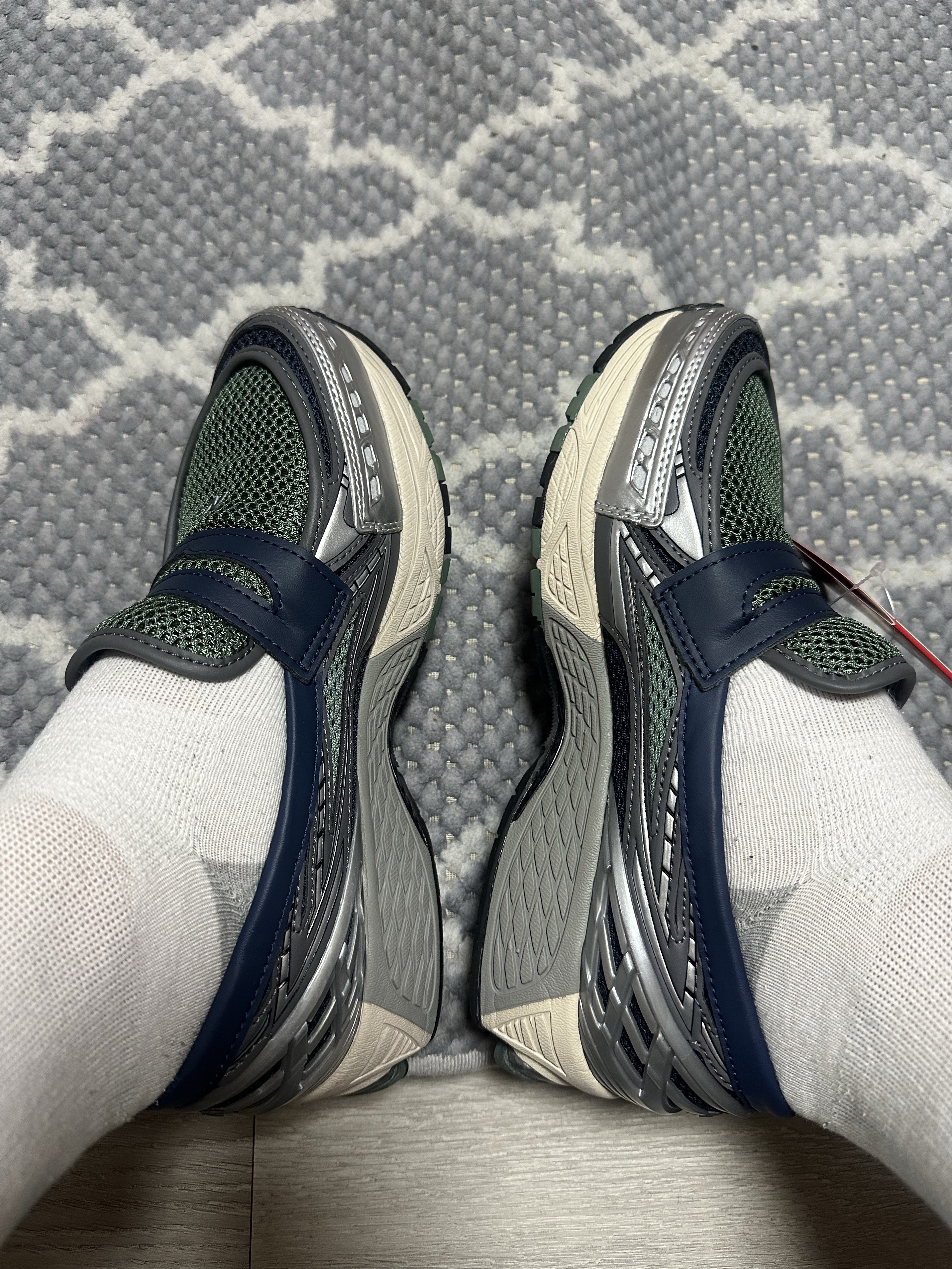 New Balance 1906L Silver Metallic Navy 착용 스타일 - 3