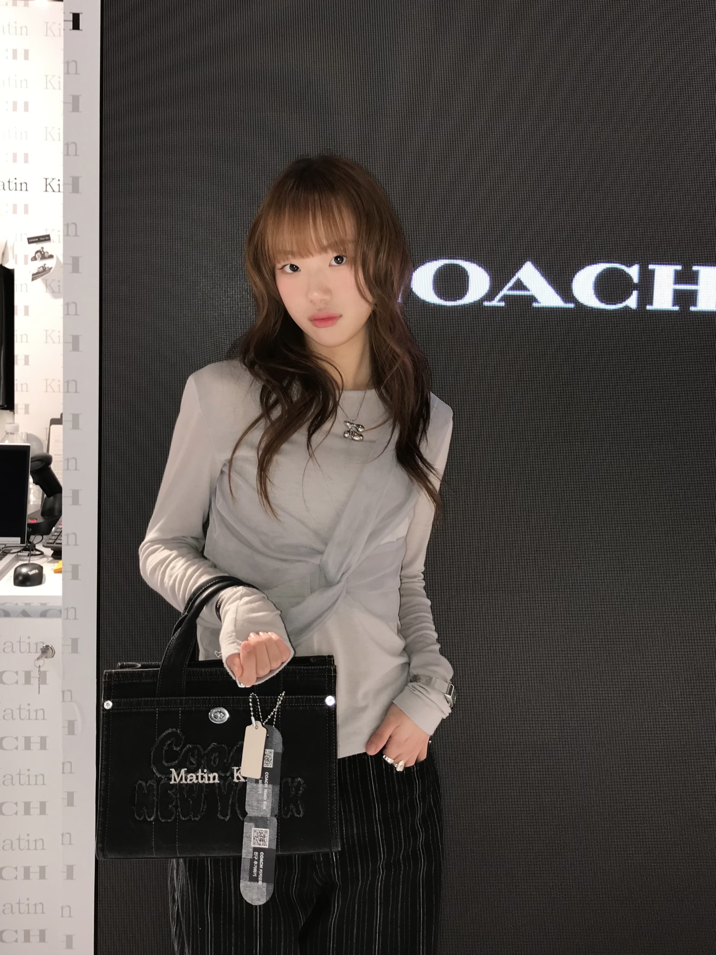 Coach x Matin Kim Cargo Tote Bag 26 Indigo, Coach x Matin Kim Cargo Tote Bag 26 Black 착용 스타일 - 5