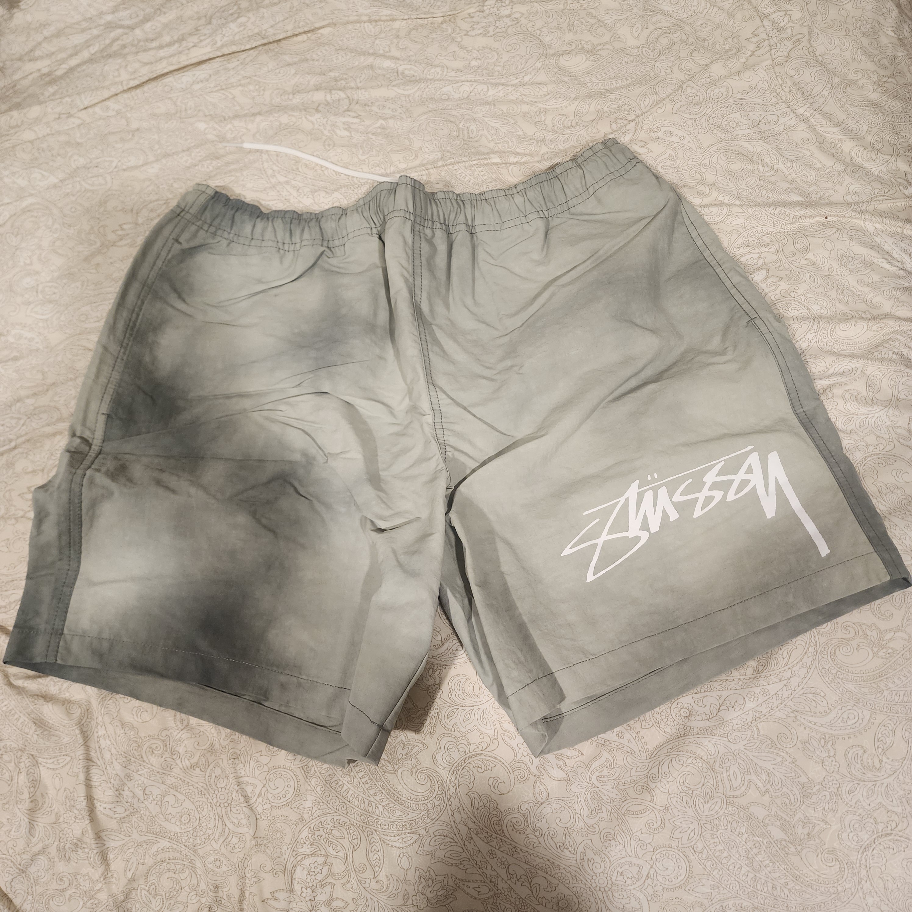 Stussy Wave Dye Nylon Shorts Sage 착용 스타일 - 1