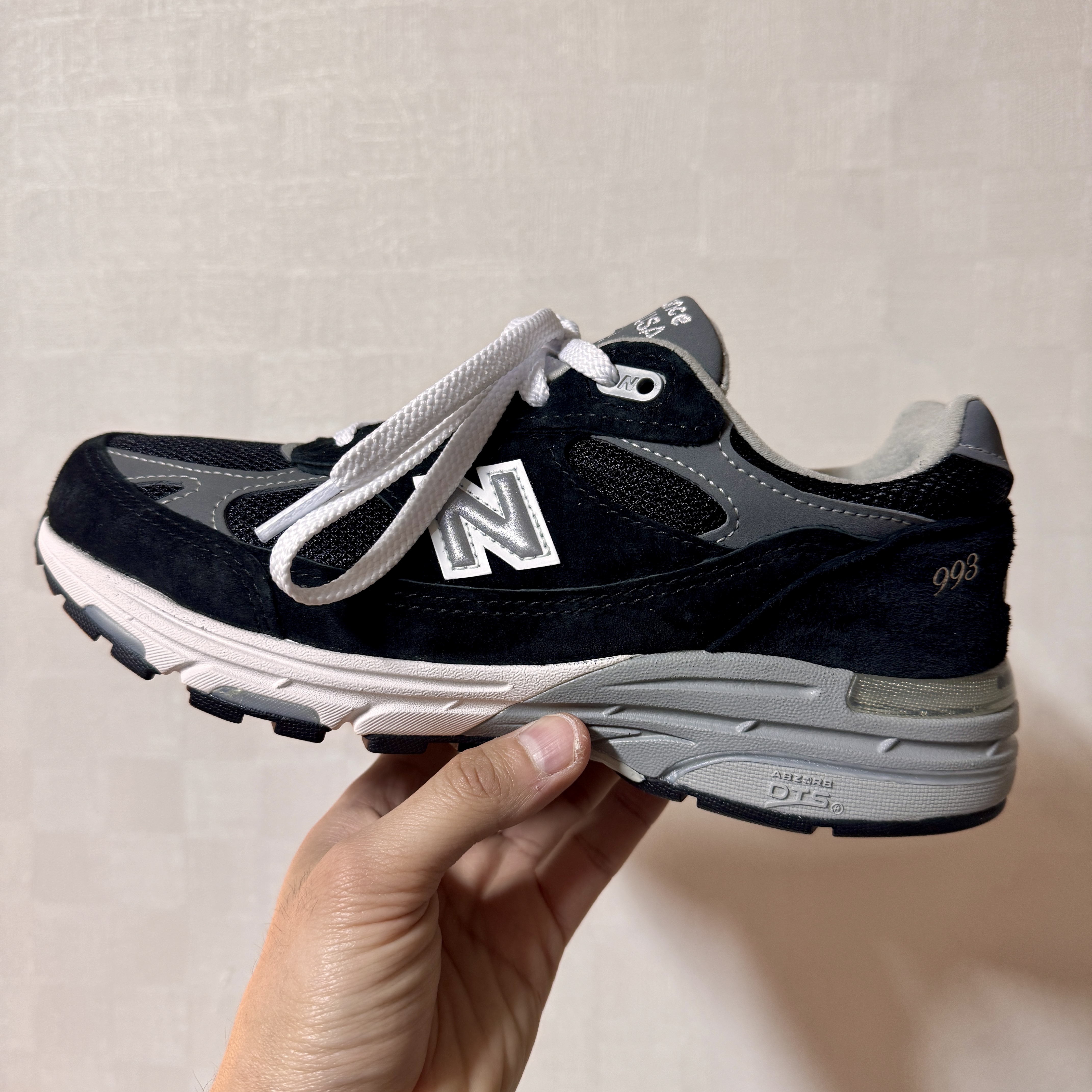 (W) 뉴발란스 993 메이드 인 USA 블랙 - B 스탠다드, 뉴발란스 993 메이드 인 USA 블랙 - D 스탠다드 착용 스타일 - 2