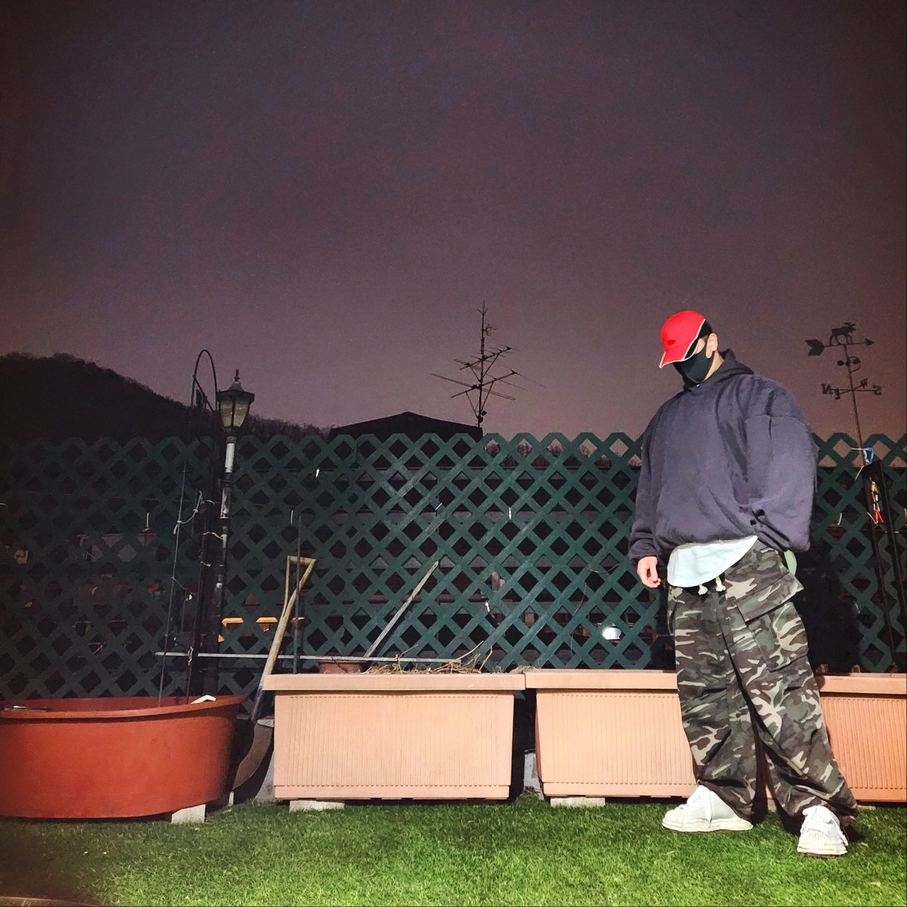 Diesel C-Dale Distressed Colour-Block Baseball Cap Red, Yeezy Gap Engineered By Balenciaga Logo Hoodie Dark Grey 착용 스타일 - 1