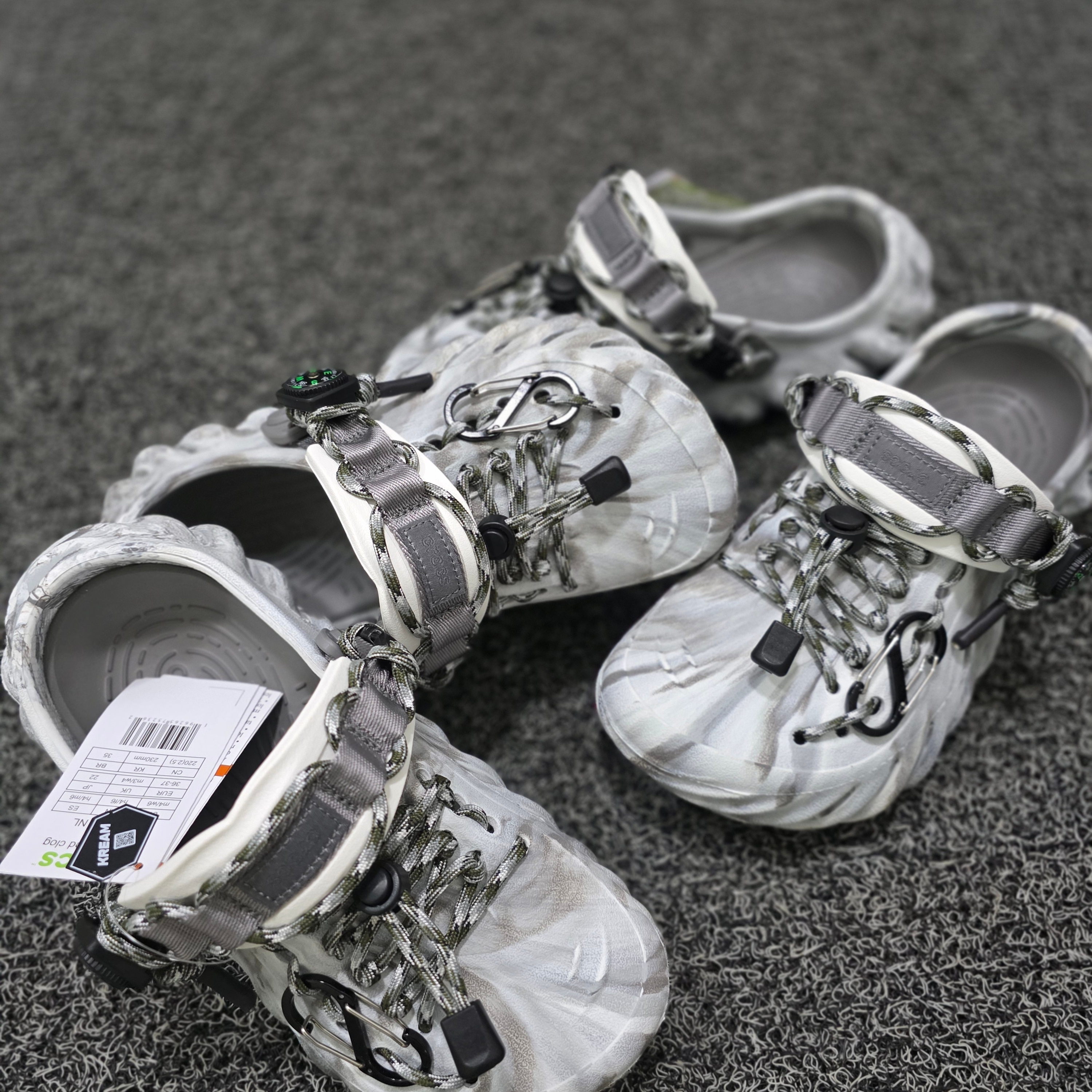 Crocs Echo Marbled Clog Moonlight Multi 착용 스타일