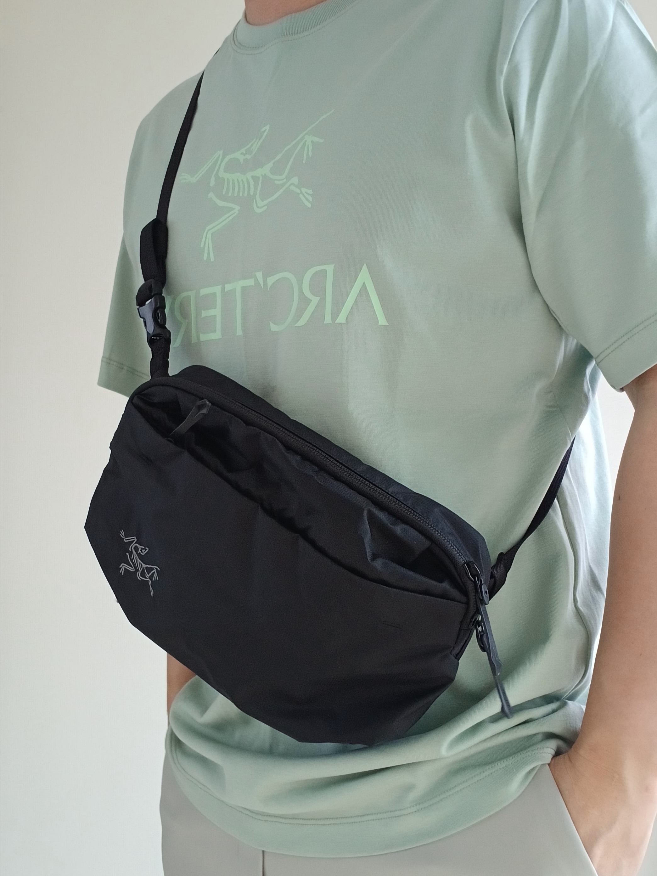 Arc'teryx Heliad 6 Crossbody Bag Black, Arc'teryx Keyring Metal 착용 스타일 - 3