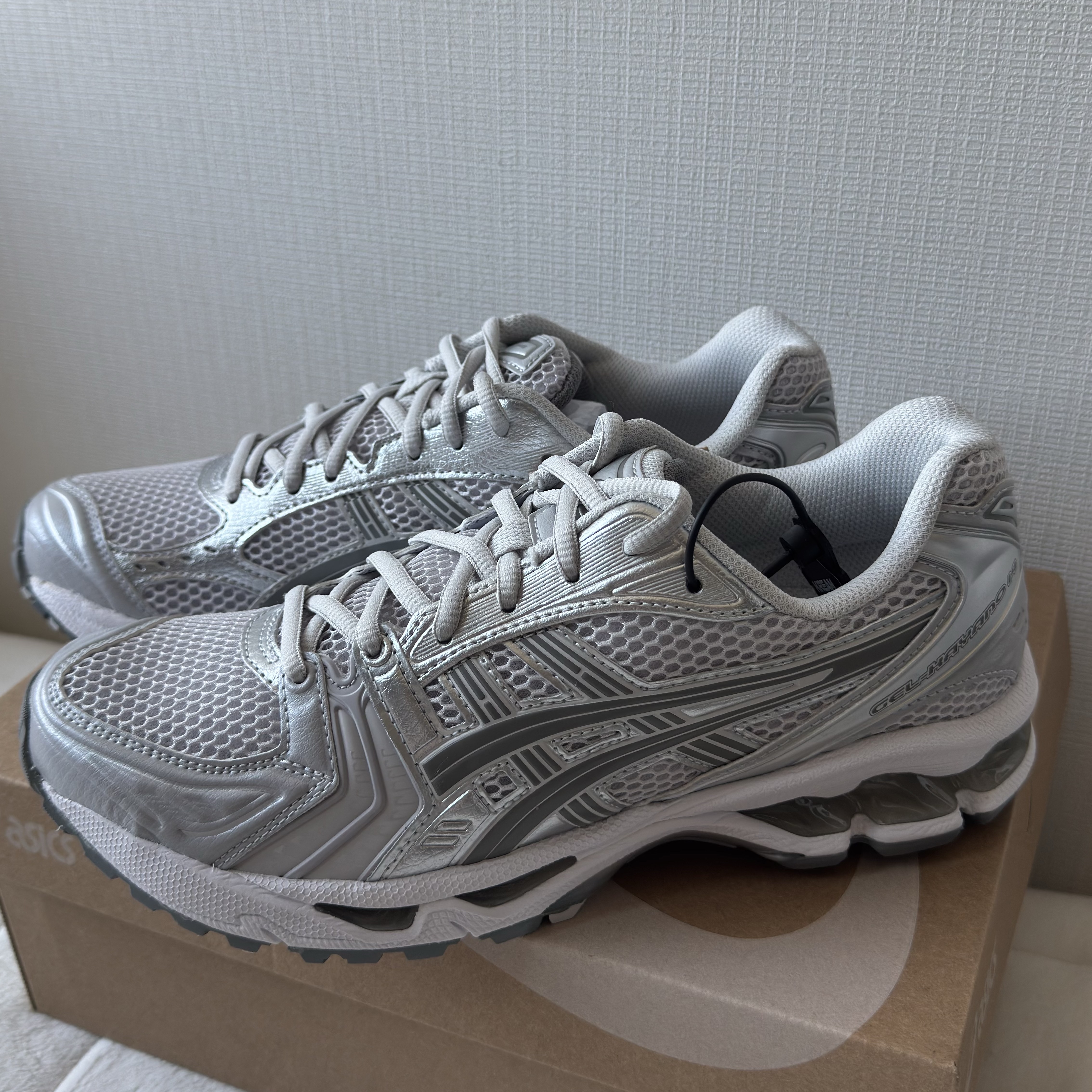 (W) Asics Gel-Kayano 14 Cloud Grey Clay Grey 착용 스타일 - 3