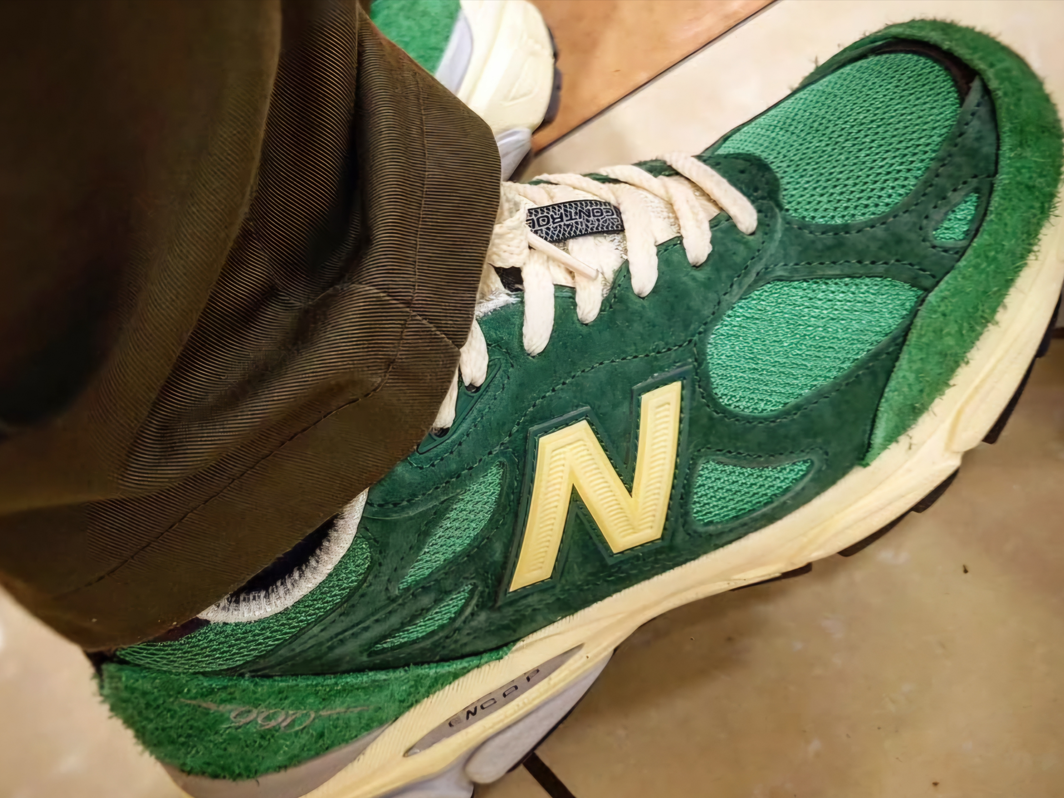 New Balance 990v3 Made in USA Kelly Green Varsity Gold 착용 스타일