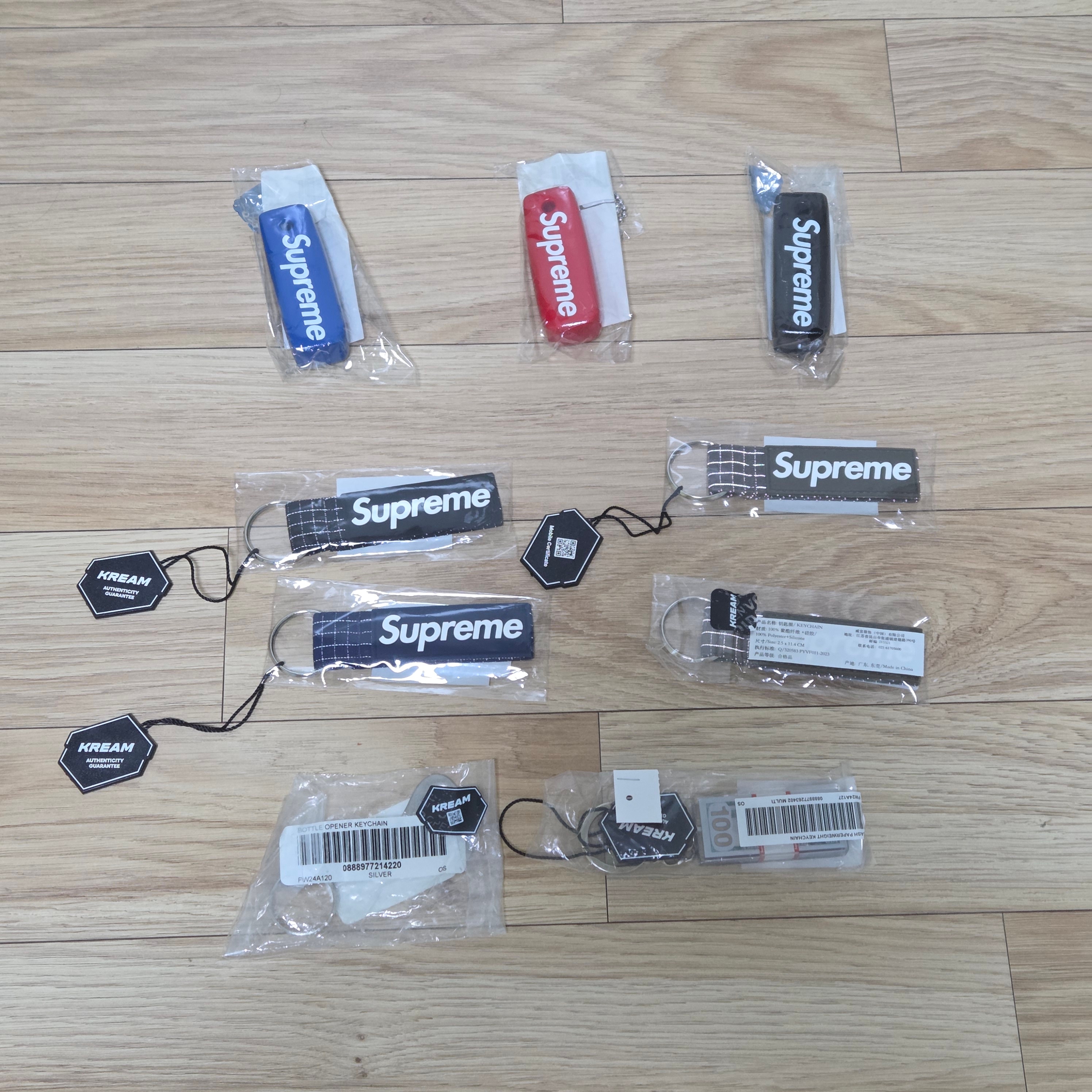 Supreme Floating Keychain Faded Blue - 23FW, Supreme Floating Keychain Red - 23FW 착용 스타일