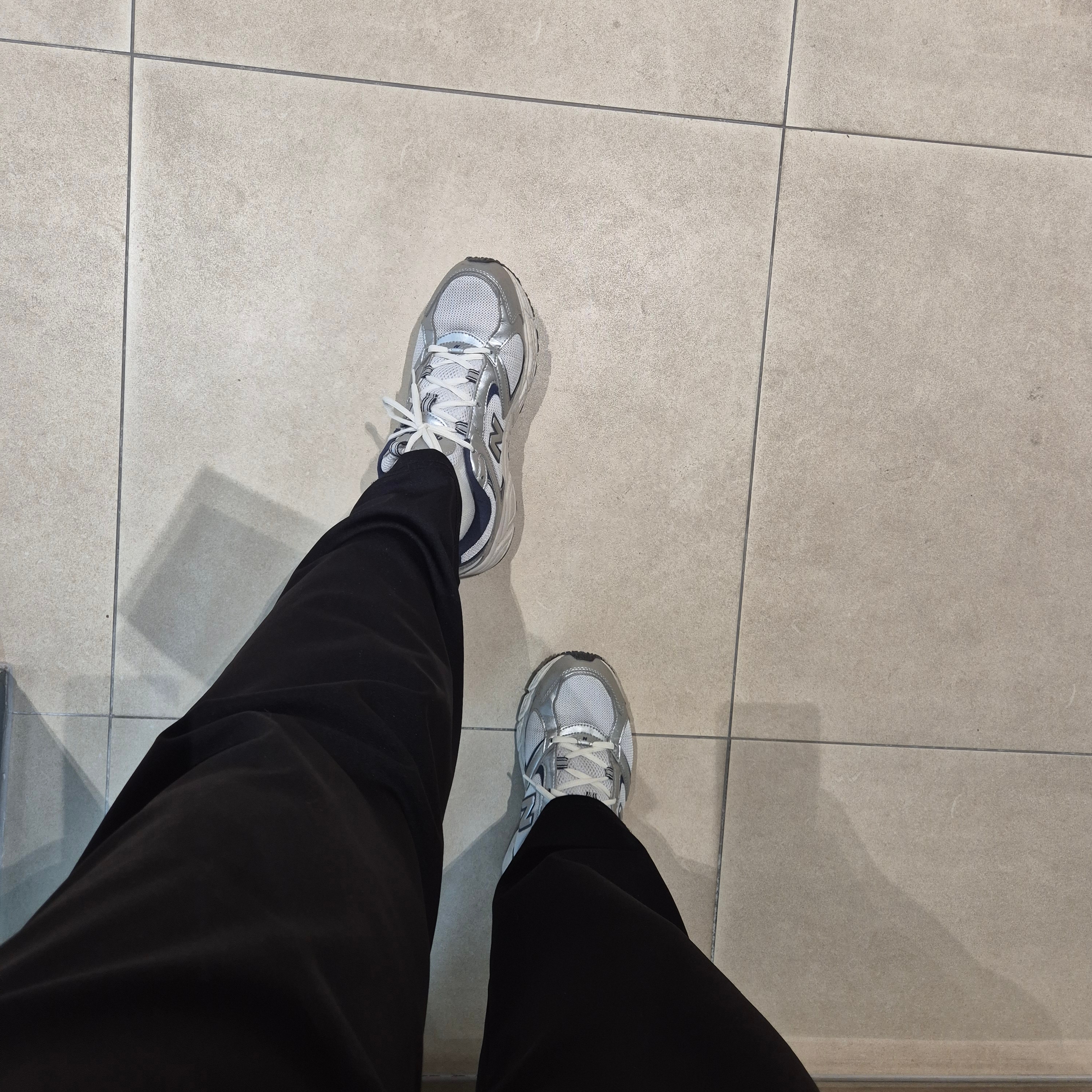 New Balance 408 Silver 착용 스타일