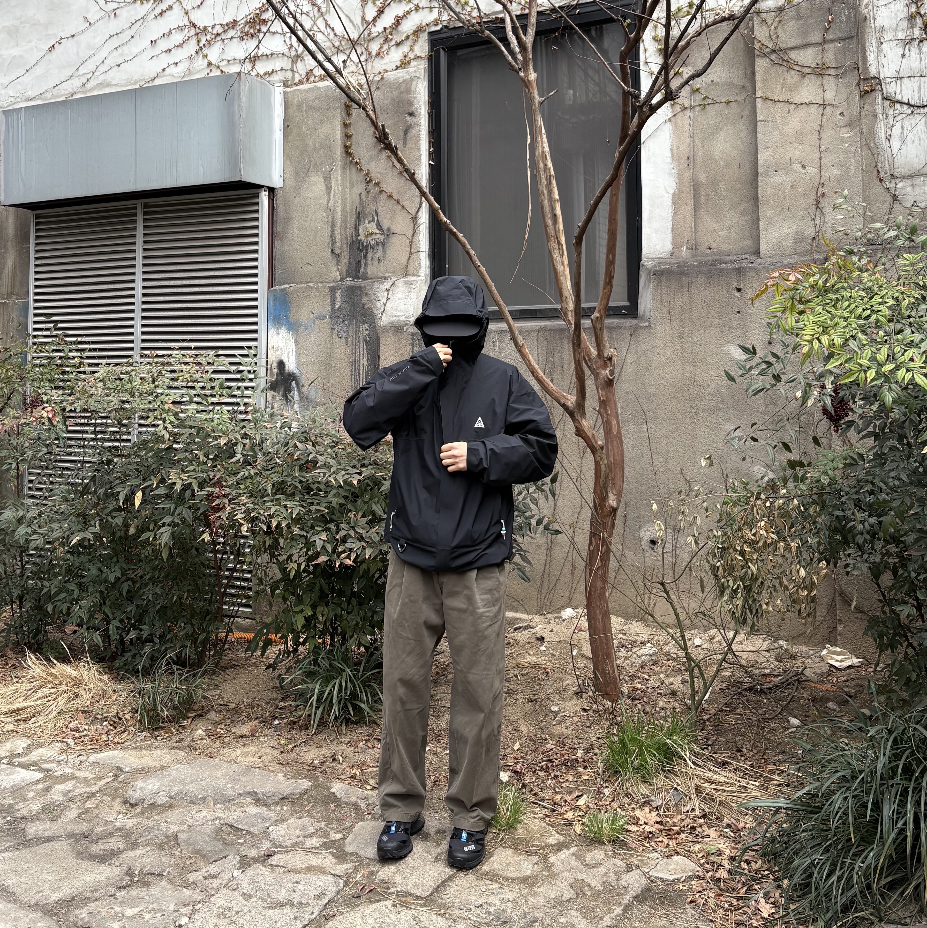 Nike ACG Storm-Fit ADV Cascade Rains Full Zip Jacket Black - Asia, Salomon XT-4 Black Silver Metallic 착용 스타일 - 2