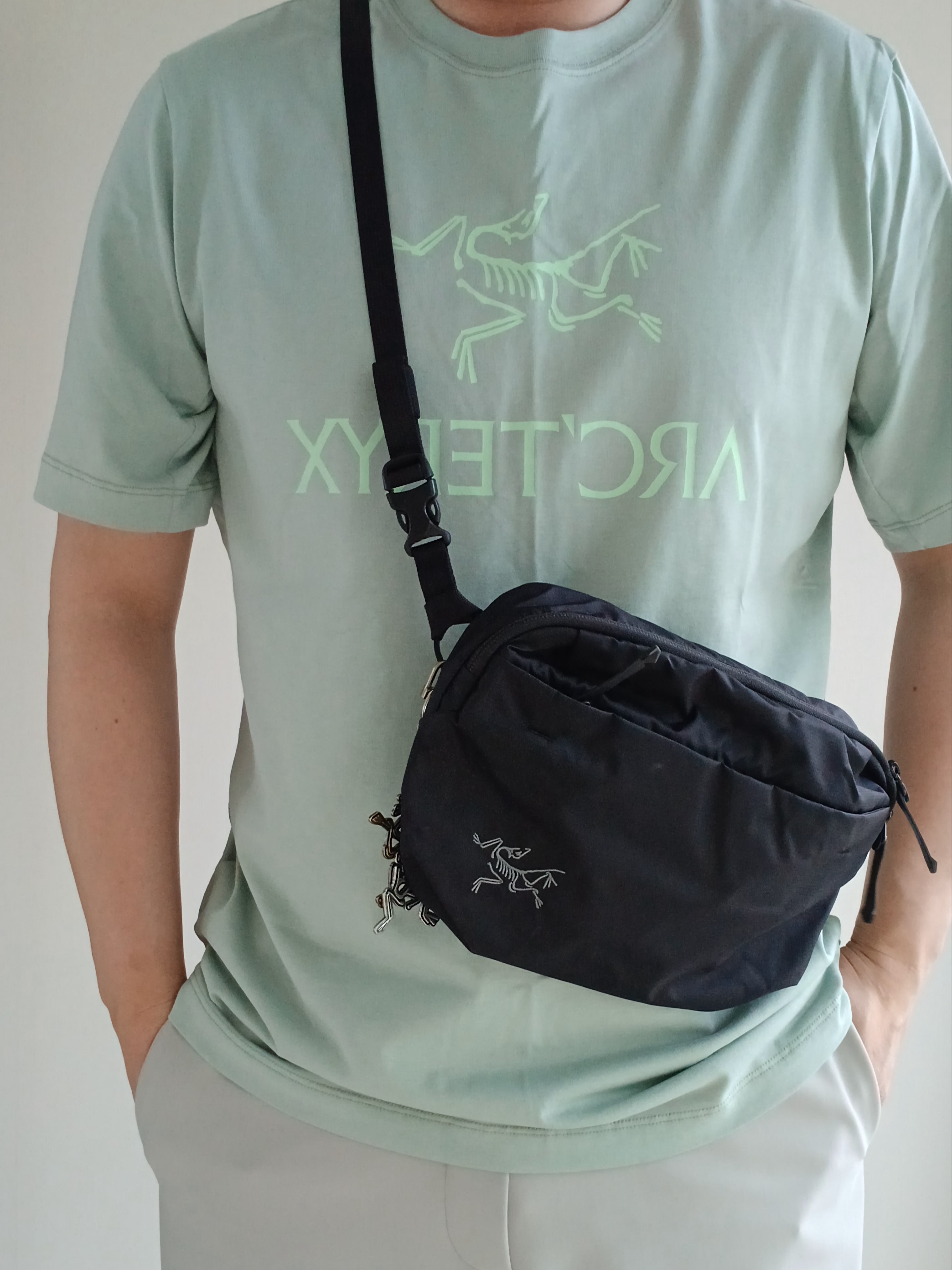 Arc'teryx Heliad 6 Crossbody Bag Black, Arc'teryx Keyring Metal 착용 스타일 - 1