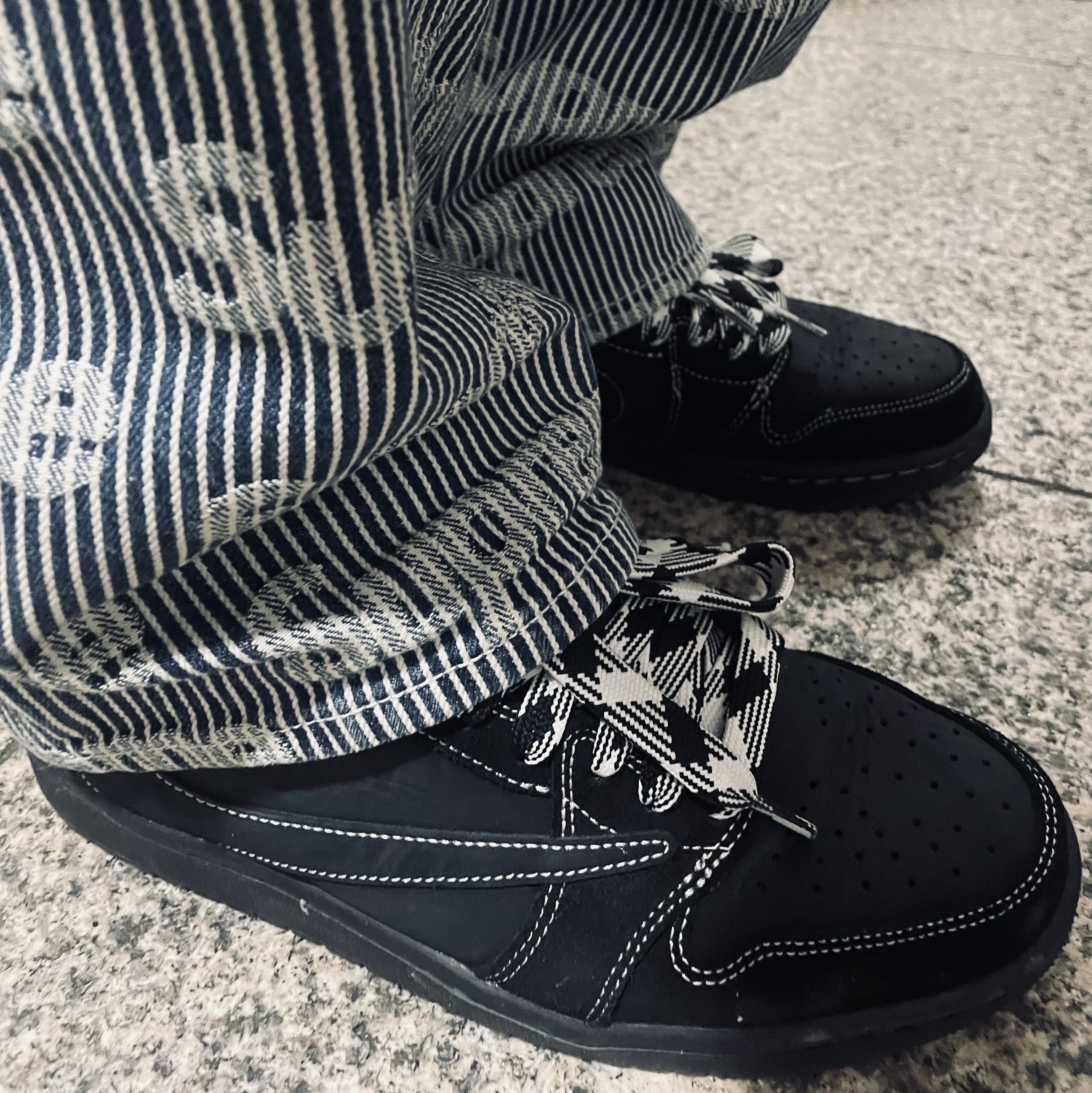 Jordan 1 x Travis Scott Retro Low OG SP Black Phantom, Supreme Denim Painter Pants Stripe - 24SS 착용 스타일 - 2