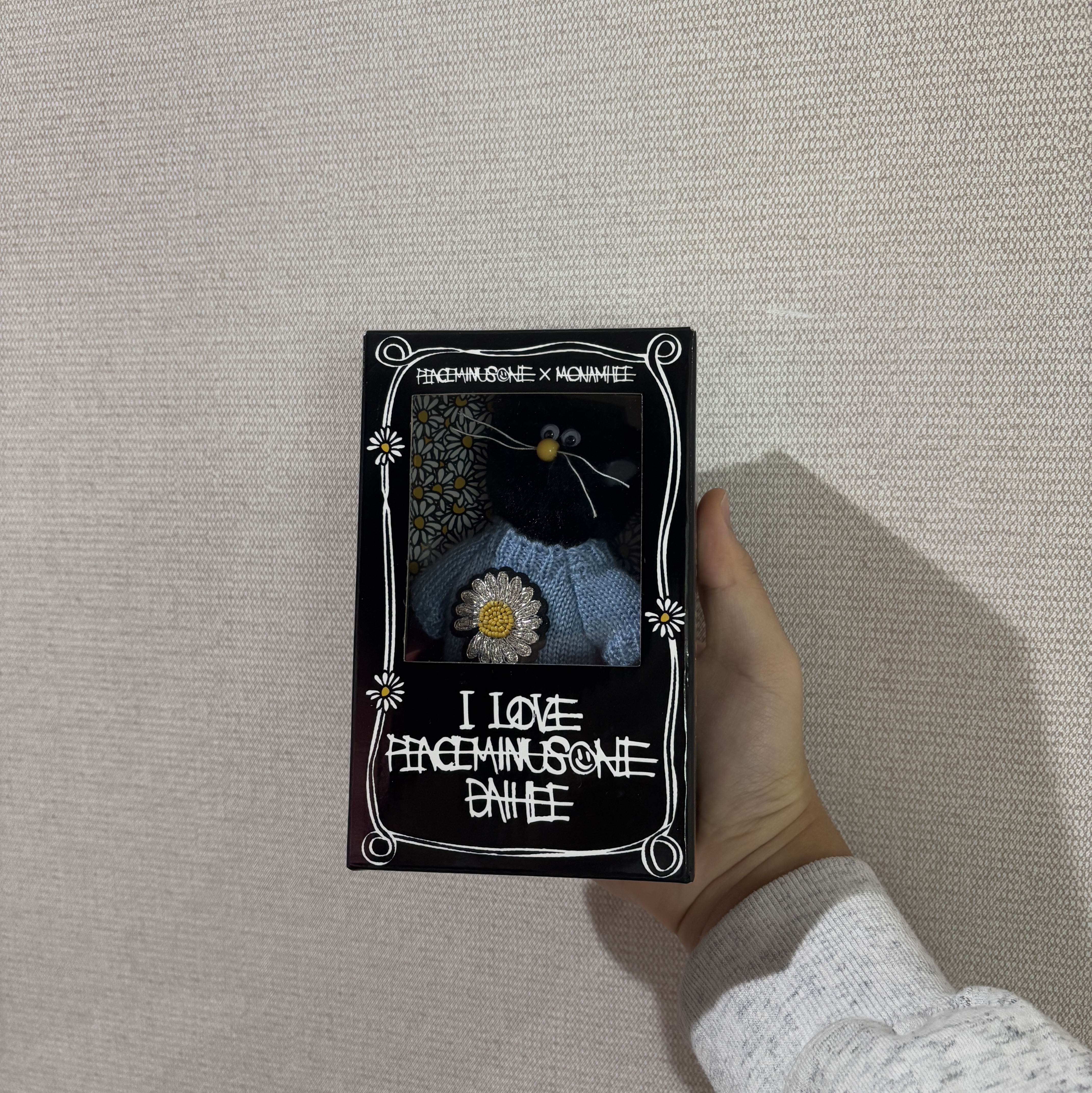 Monamhee x Peaceminusone Daihee Plush Keyring 착용 스타일 - 1