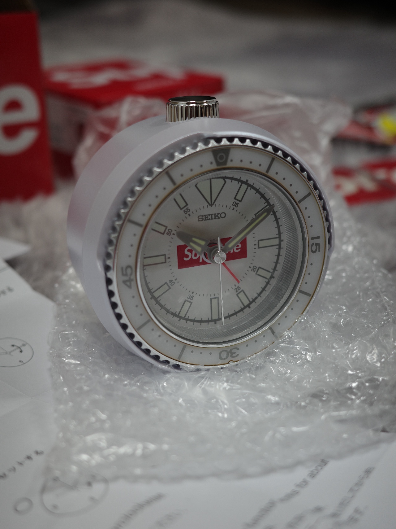 Supreme x Seiko Mai Alarm Clock White - 25SS, Supreme x Seiko Mai Alarm Clock Red - 25SS 착용 스타일 - 3