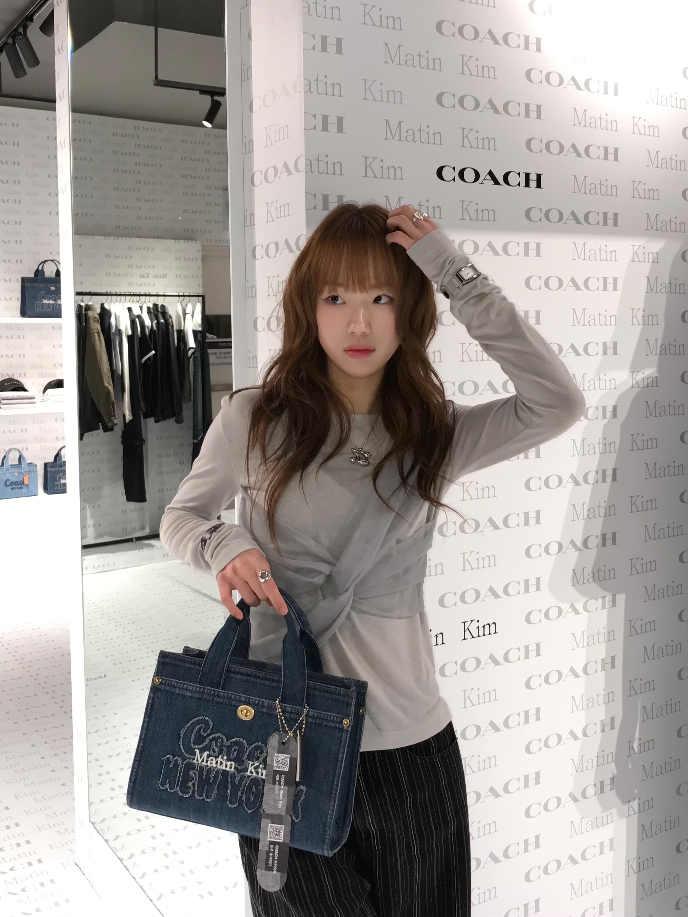 Coach x Matin Kim Cargo Tote Bag 26 Indigo, Coach x Matin Kim Cargo Tote Bag 26 Black 착용 스타일 - 1