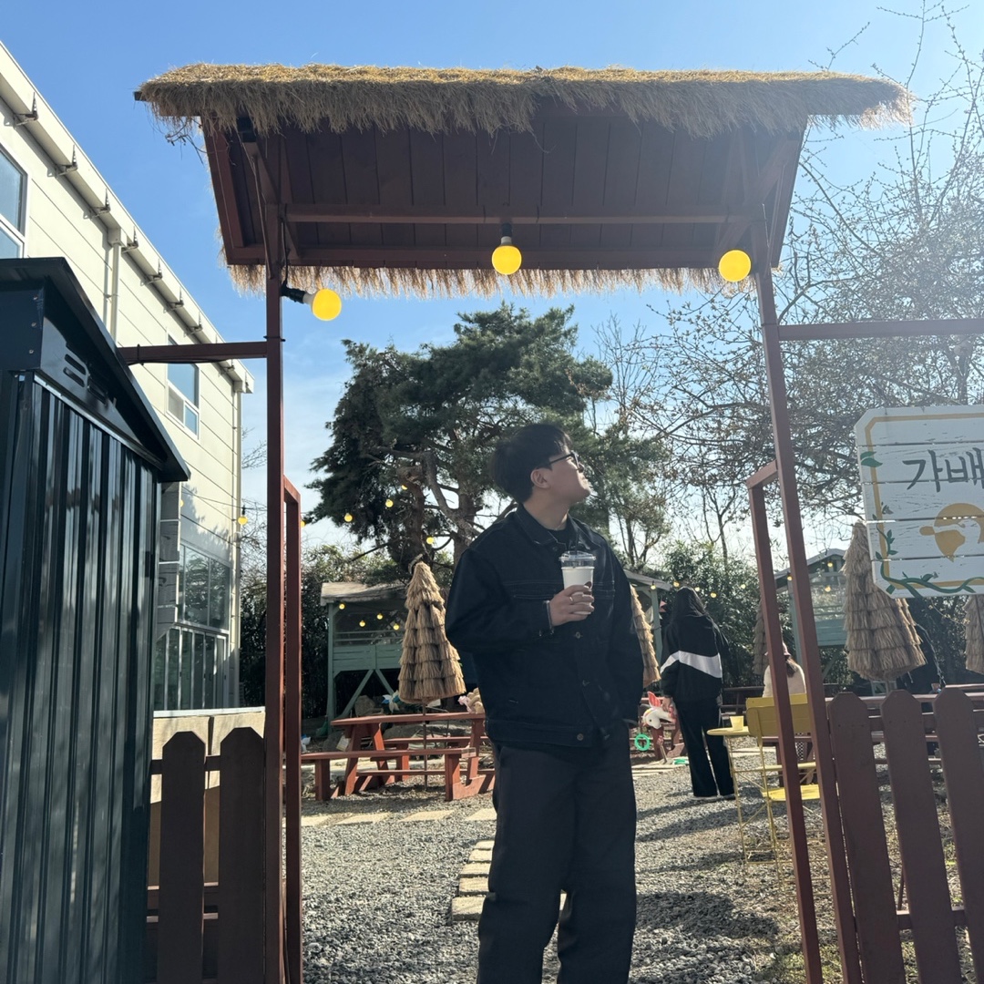 스투시 베이직 스투시 티셔츠 블랙, 나이키 덩크 로우 레트로 블랙 착용 스타일 - 1