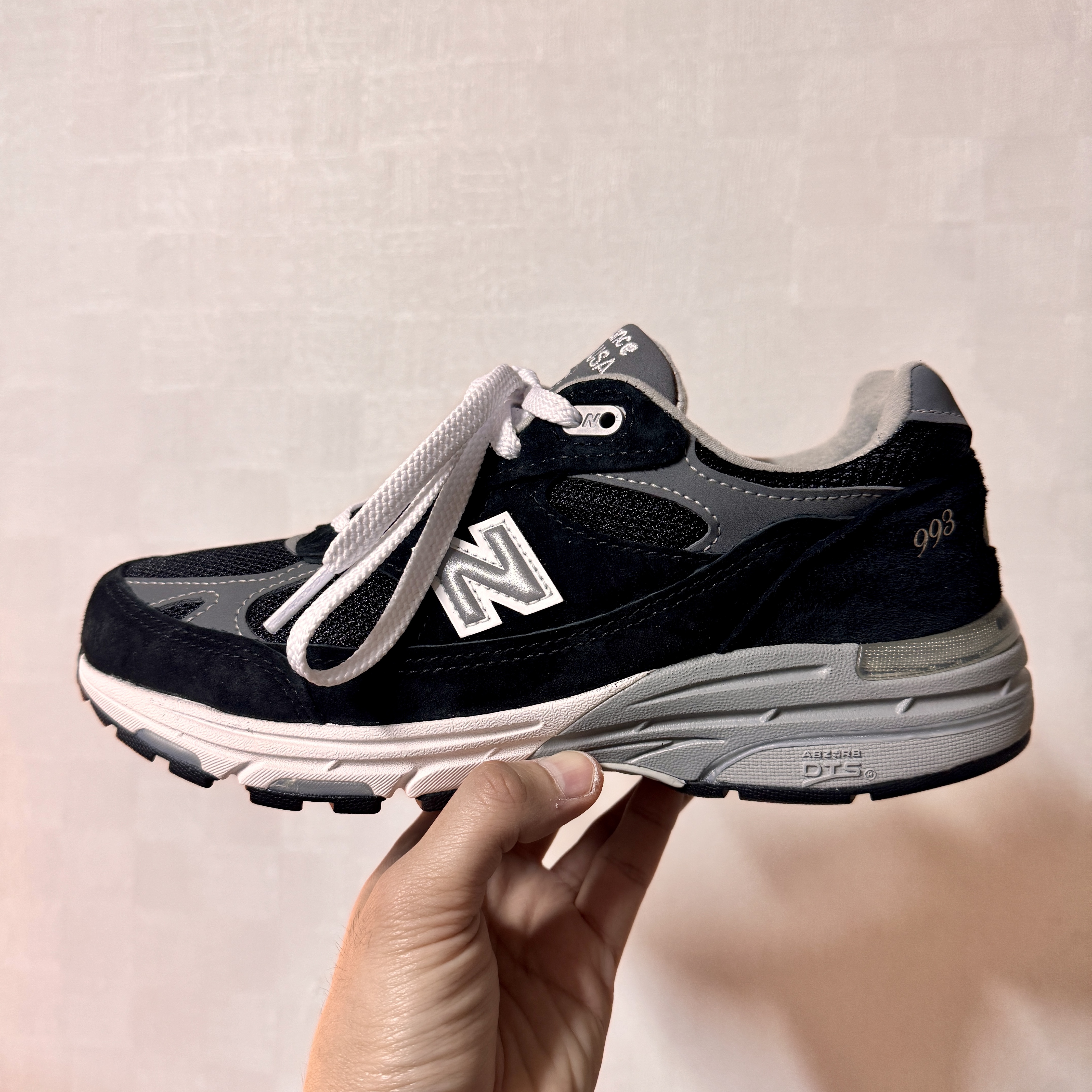 (W) 뉴발란스 993 메이드 인 USA 블랙 - B 스탠다드, 뉴발란스 993 메이드 인 USA 블랙 - D 스탠다드 착용 스타일 - 1