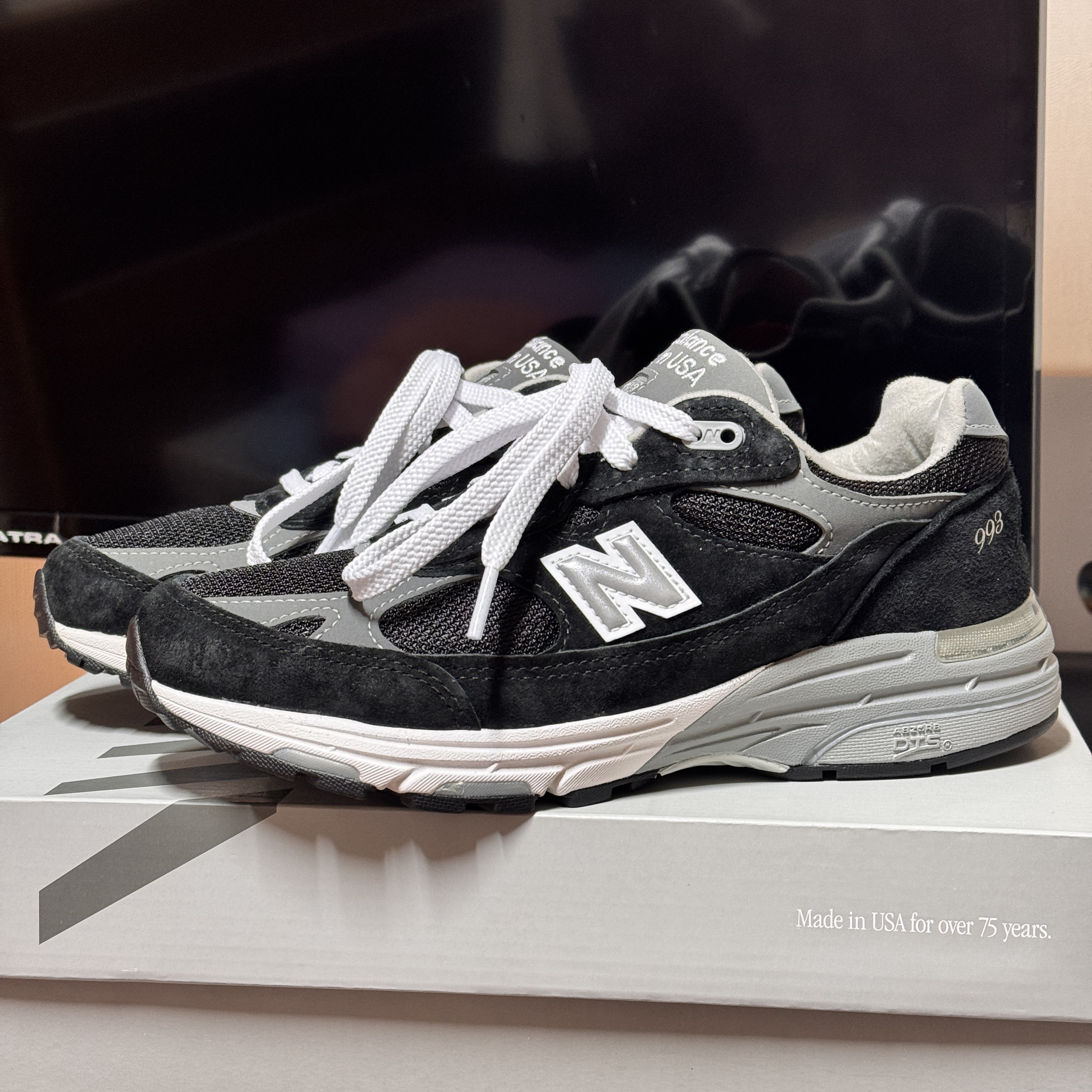 (W) 뉴발란스 993 메이드 인 USA 블랙 - B 스탠다드, 뉴발란스 993 메이드 인 USA 블랙 - D 스탠다드 착용 스타일 - 3