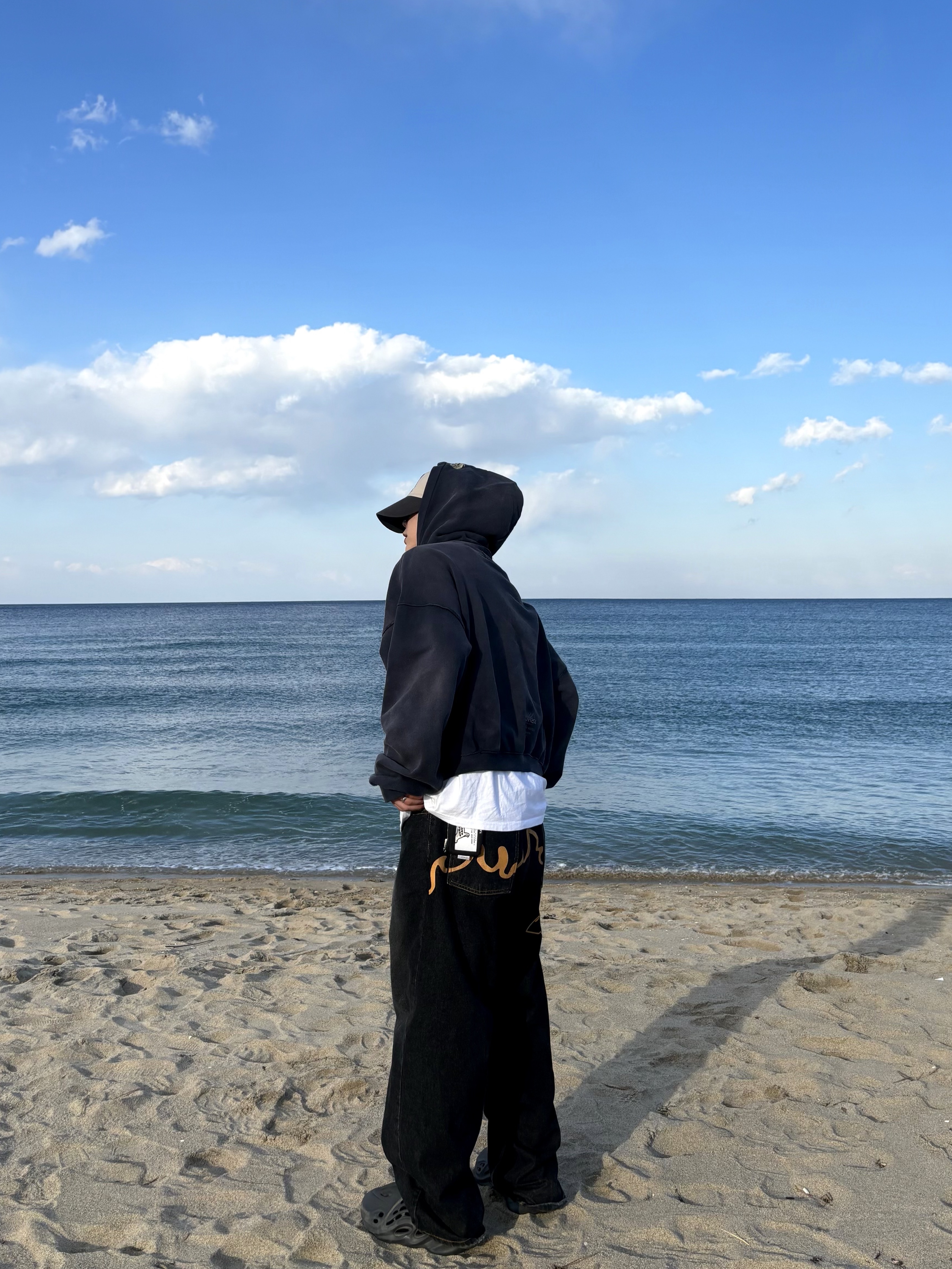 Adidas Yeezy Foam RNNR Onyx, [KREAM 단독] Safarispot Basic Safari Keyring Card Wallet Black 착용 스타일