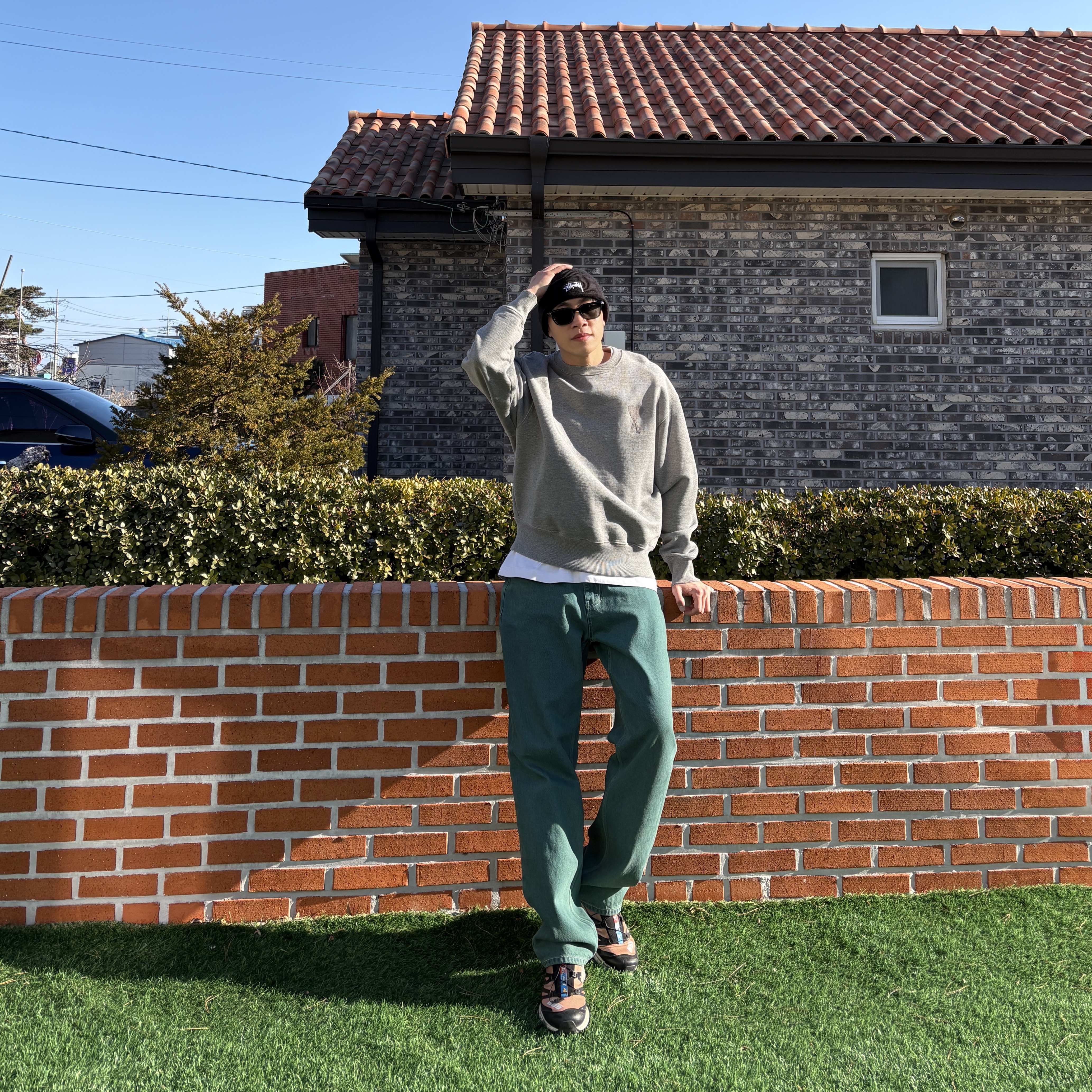 AMI de Coeur Tone-On-Tone Sweatshirt Heather Grey, Salomon XT-4 Tobacco Brown 착용 스타일 - 2