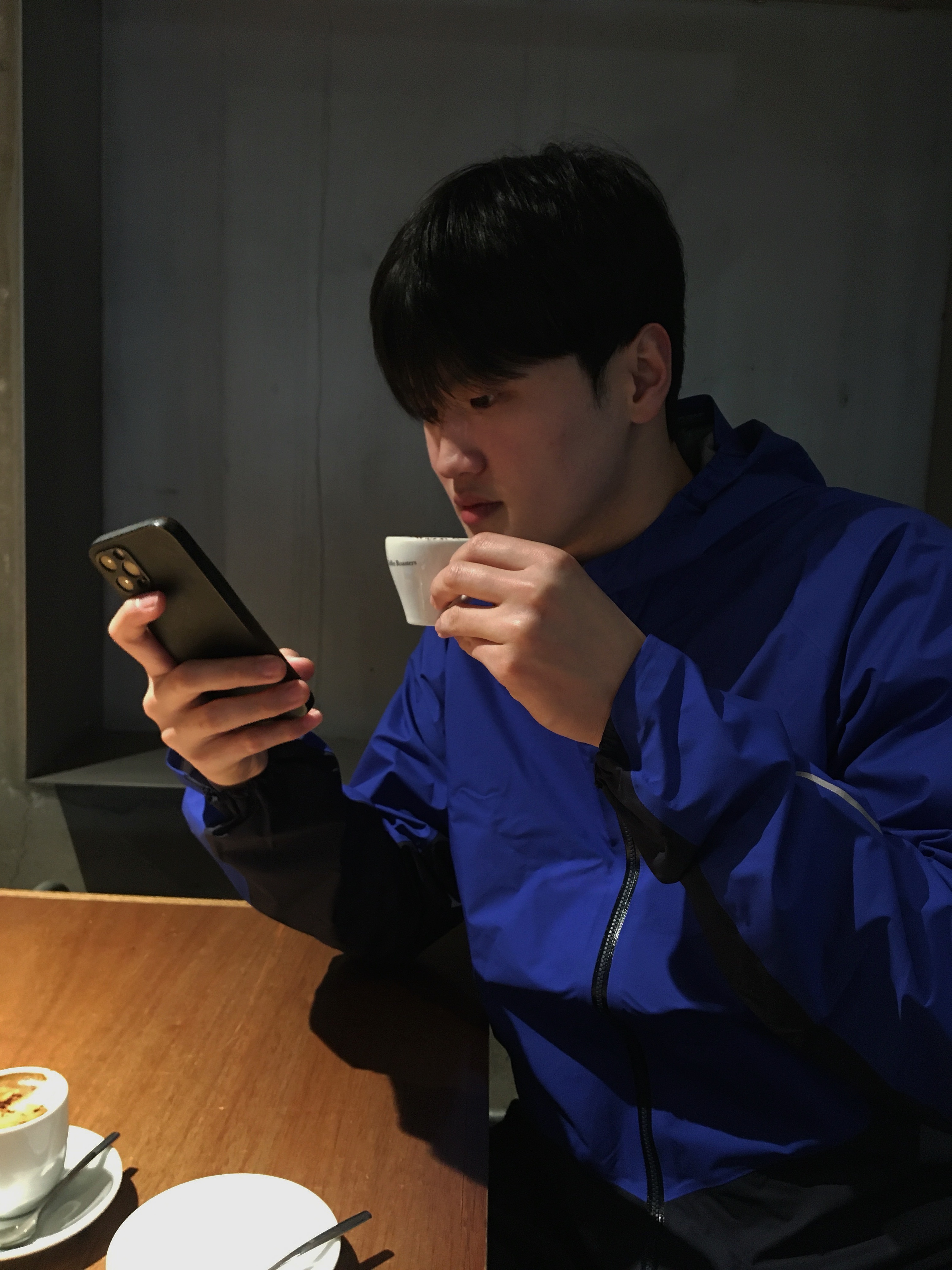 아크테릭스 노반 쉘 자켓 바이탈리티 블랙 사파이어 착용 스타일 - 1