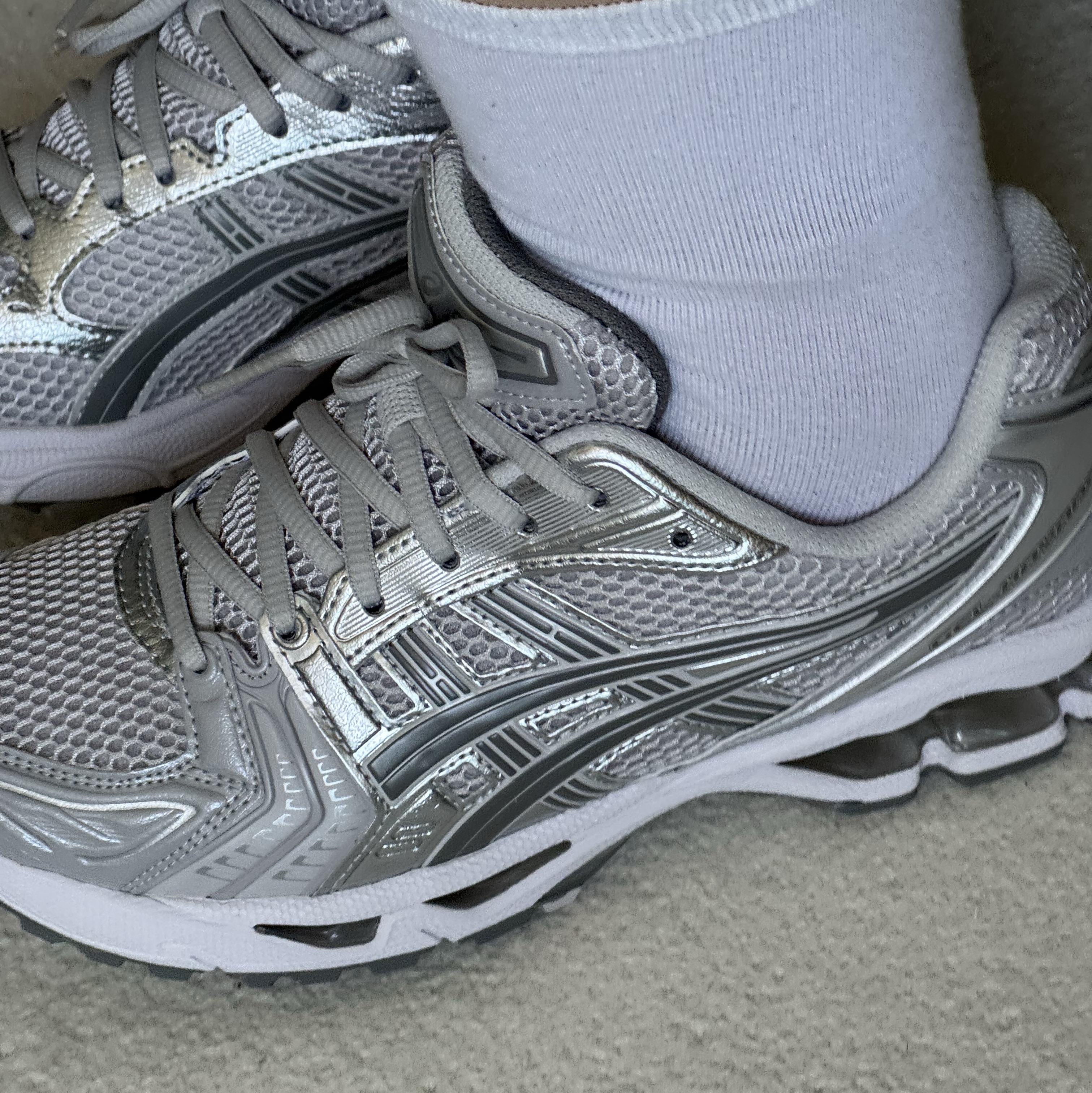 (W) Asics Gel-Kayano 14 Cloud Grey Clay Grey 착용 스타일 - 5