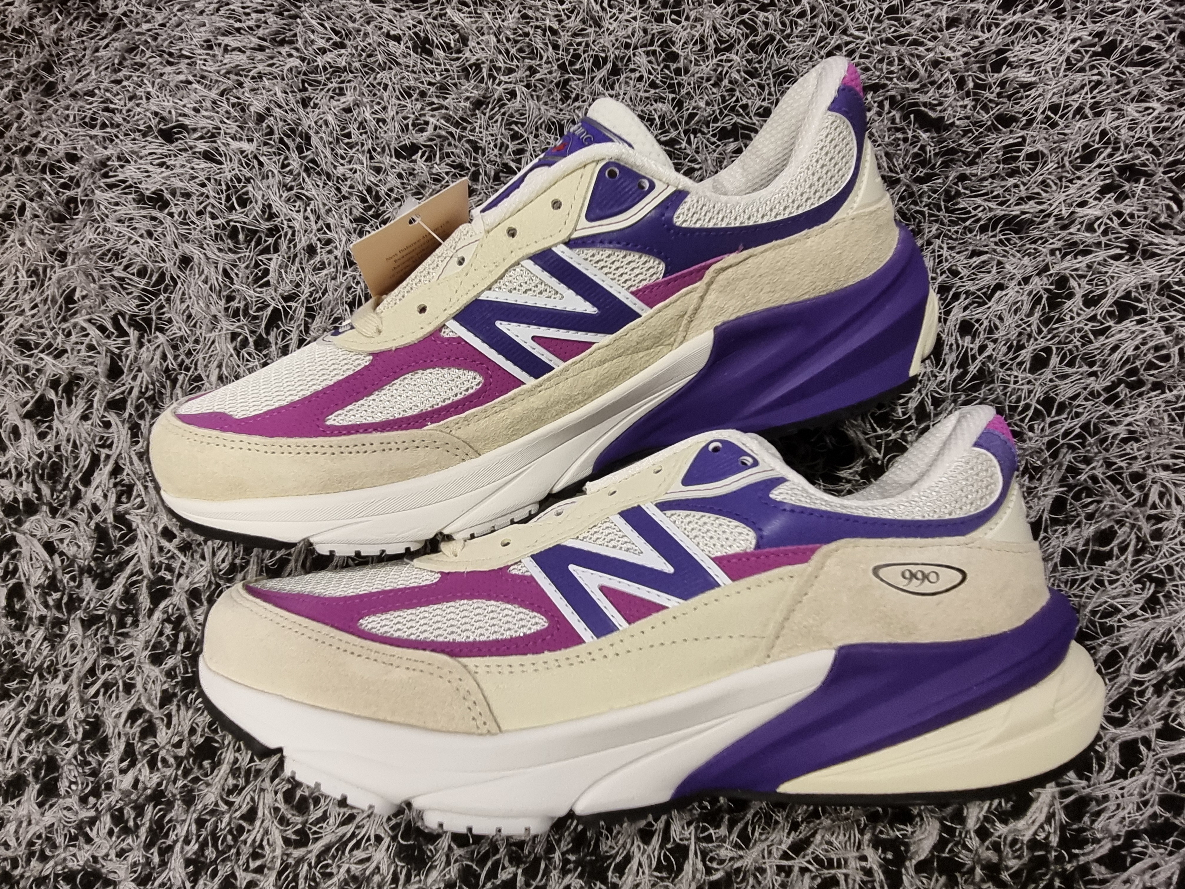 New Balance 990v6 Made in USA Limestone Magenta 착용 스타일 - 3