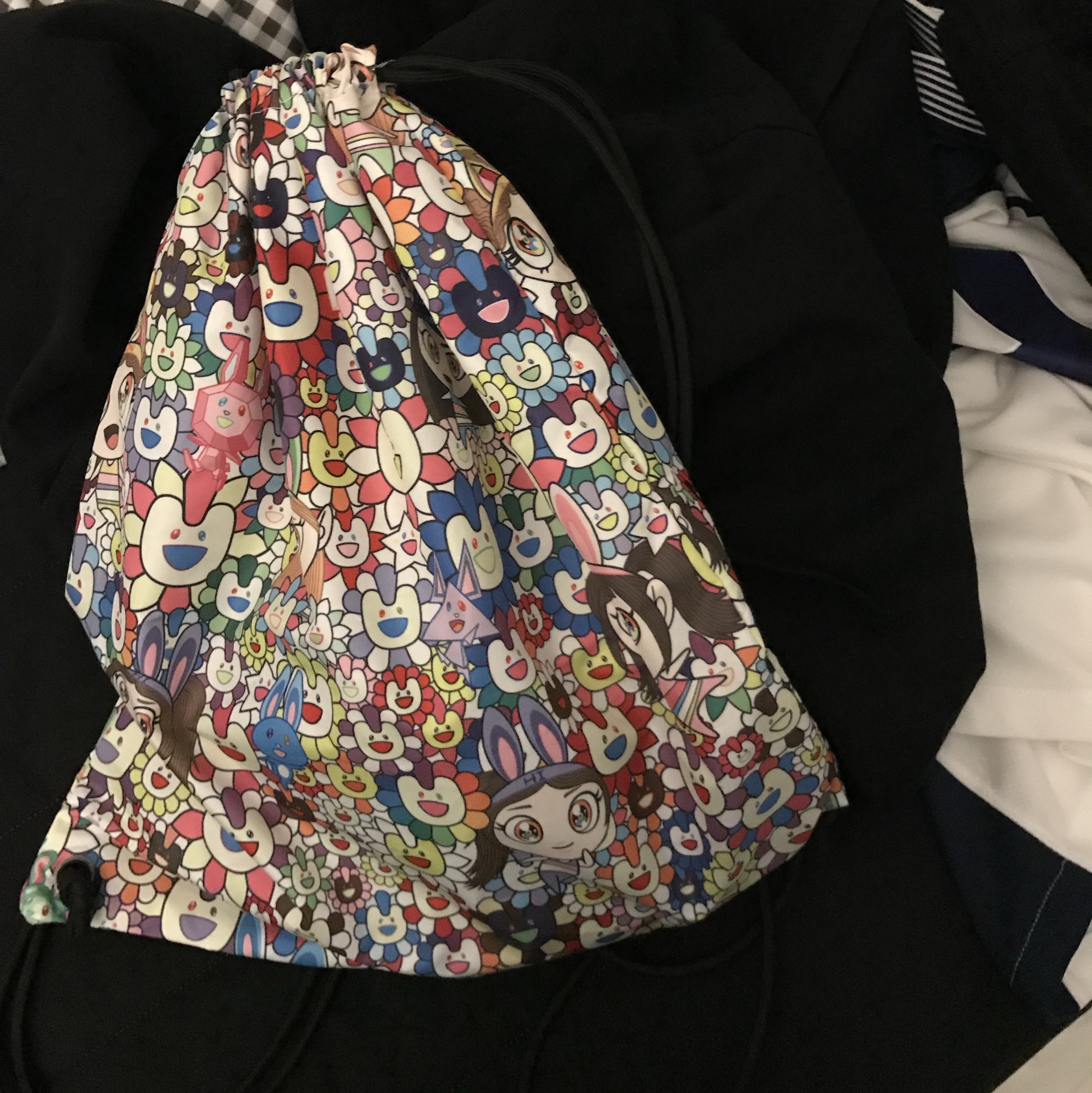 NewJeans Supernatural NJ x Murakami Drawstring Bag Ver. 착용 스타일