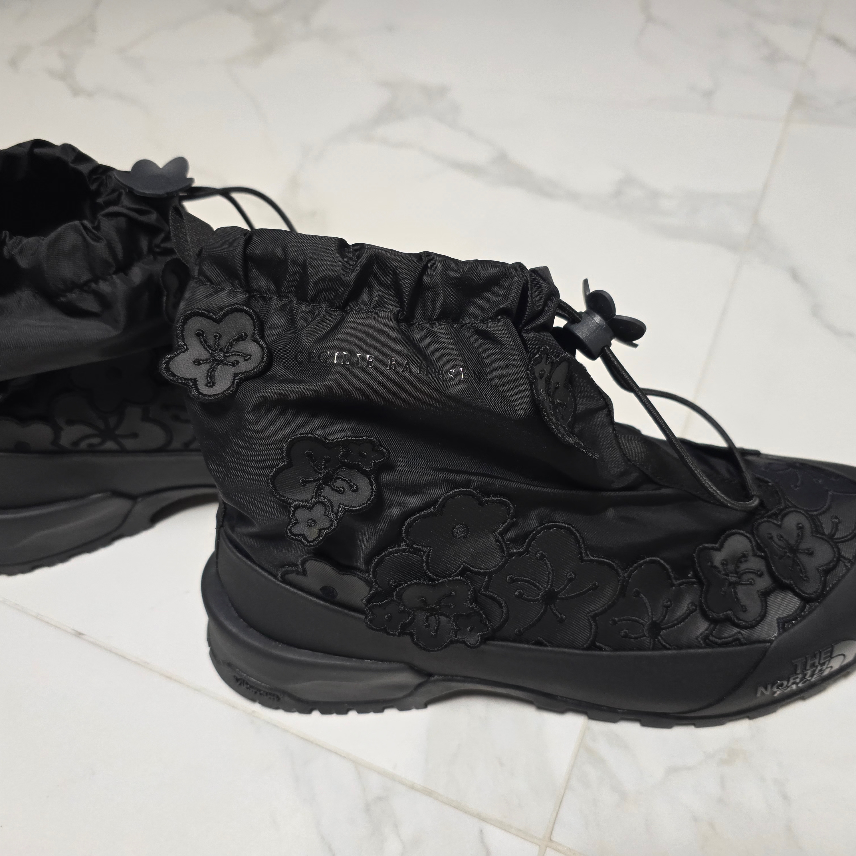 The North Face x Cecilie Bahnsen Glenclyffe Gaiter TNF Black 착용 스타일 - 1