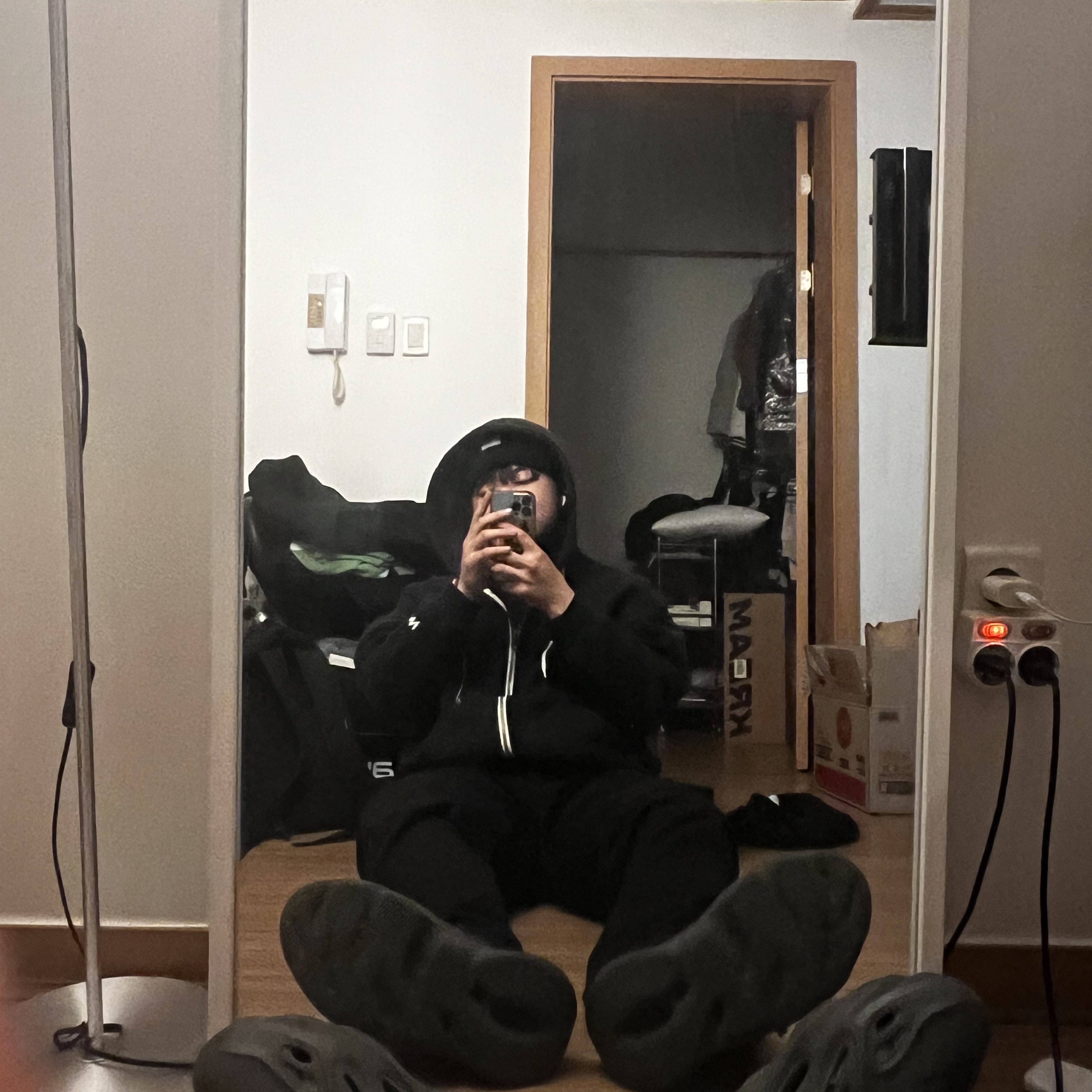 칼하트 니트 커프드 비니 블랙, 아디다스 이지 폼 러너 카본 착용 스타일 - 3