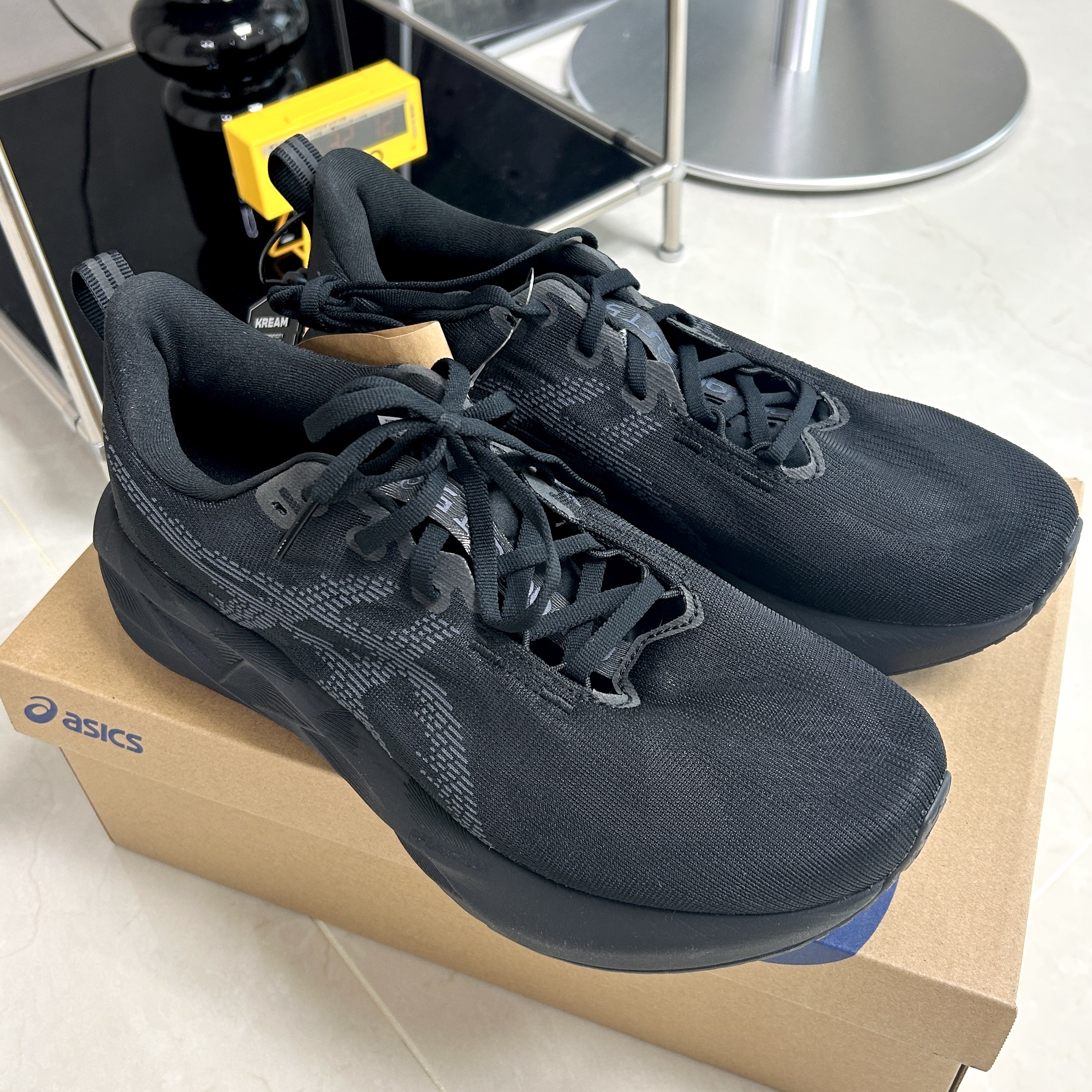 Asics Novablast 5 Black Carrier Grey - 2E Wide 착용 스타일 - 1