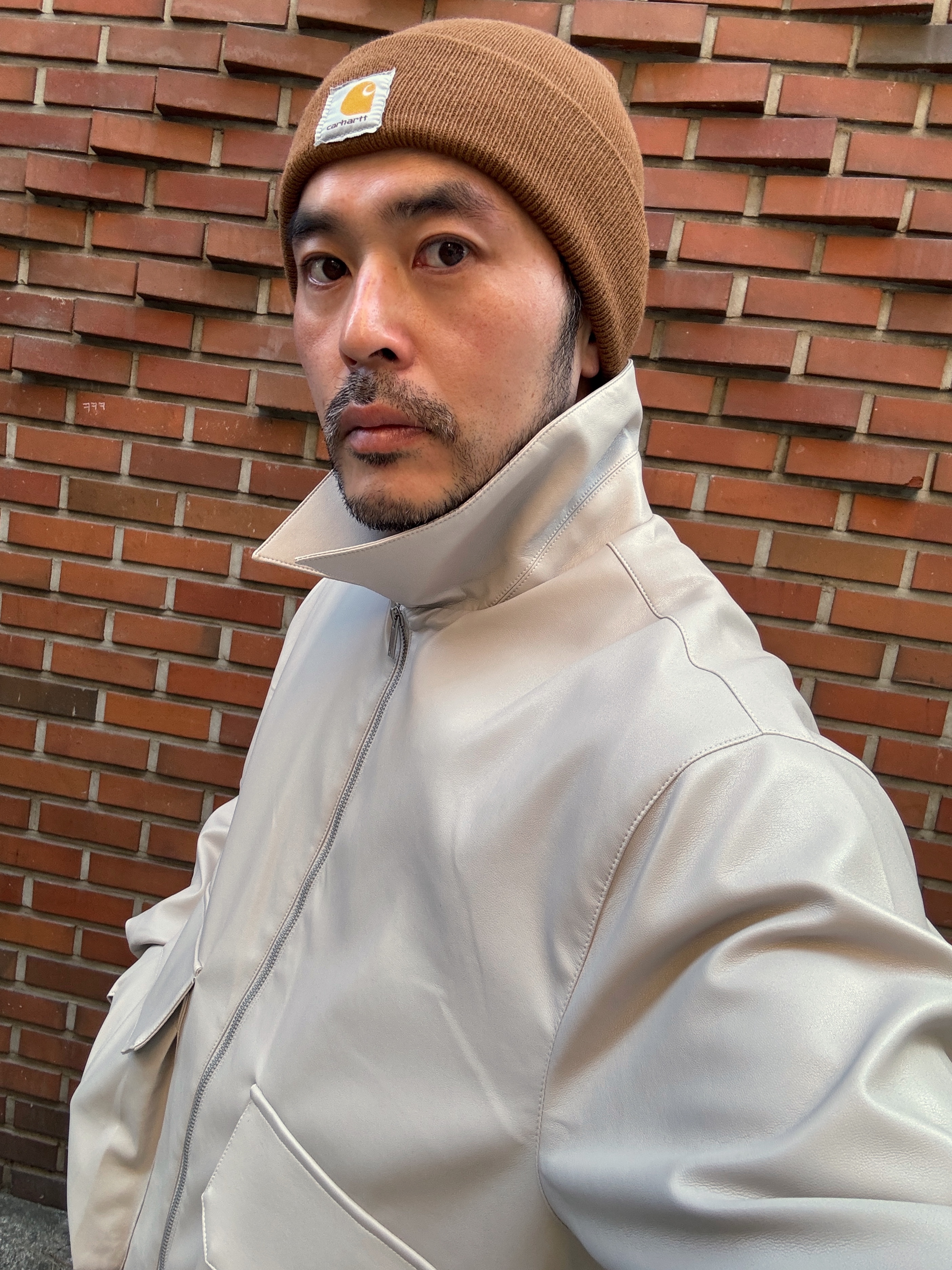 메종 미하라 야스히로 블레이키 VL OG 솔 캔버스 로우탑 스니커즈 블랙, 칼하트 니트 커프드 비니 칼하트 브라운 착용 스타일 - 8